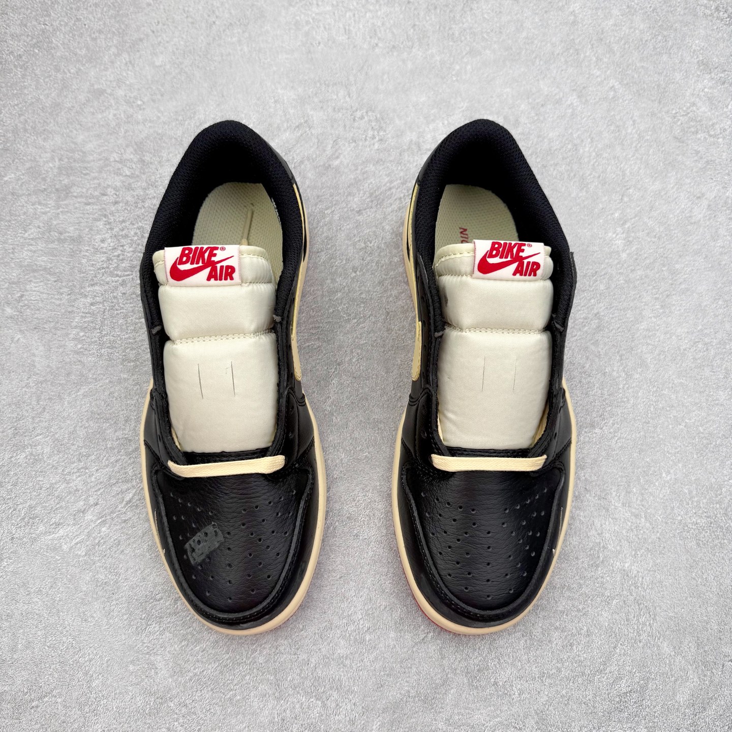 图片[2]-＃TG特价福利 TS x Air Jordan AJ1 Low 倒钩低帮联名配色 性价比批次 原盒原配 大厂出品 原厂楦头纸板数据开发 鞋型公整不松垮 采购头层皮料冲裁 高整洁度 上脚原汁原味的公司货既视感 原底独立模具 中底四线拉帮完美走线 原模大底咬花 实拍调校N版已经零色差零失真 百分百还原实物色彩所见即所得 不存在货不对板色差等低级问题 选购参考实物拍摄 不混卖不参货 只用心做好货严格选品 承诺混一赔十 尺码：36 36.5 37.5 38 38.5 39 40 40.5 41 42 42.5 43 44 44.5 45 46 47.5-选品中心