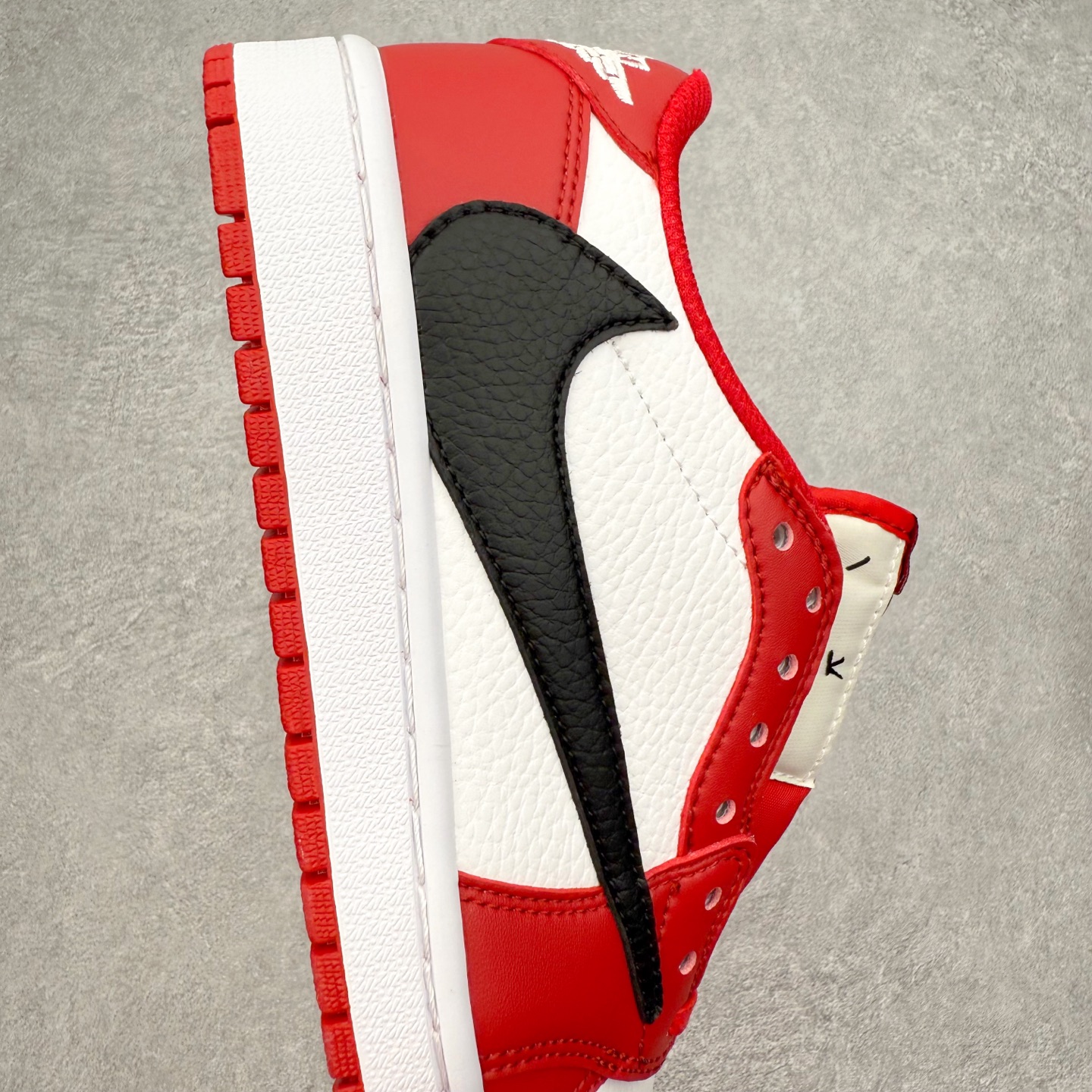 图片[6]-＃TG特价福利 TS x Air Jordan AJ1 Low 倒钩低帮联名配色 性价比批次 原盒原配 大厂出品 原厂楦头纸板数据开发 鞋型公整不松垮 采购头层皮料冲裁 高整洁度 上脚原汁原味的公司货既视感 原底独立模具 中底四线拉帮完美走线 原模大底咬花 实拍调校N版已经零色差零失真 百分百还原实物色彩所见即所得 不存在货不对板色差等低级问题 选购参考实物拍摄 不混卖不参货 只用心做好货严格选品 承诺混一赔十 尺码：36 36.5 37.5 38 38.5 39 40 40.5 41 42 42.5 43 44 44.5 45 46 47.5-选品中心