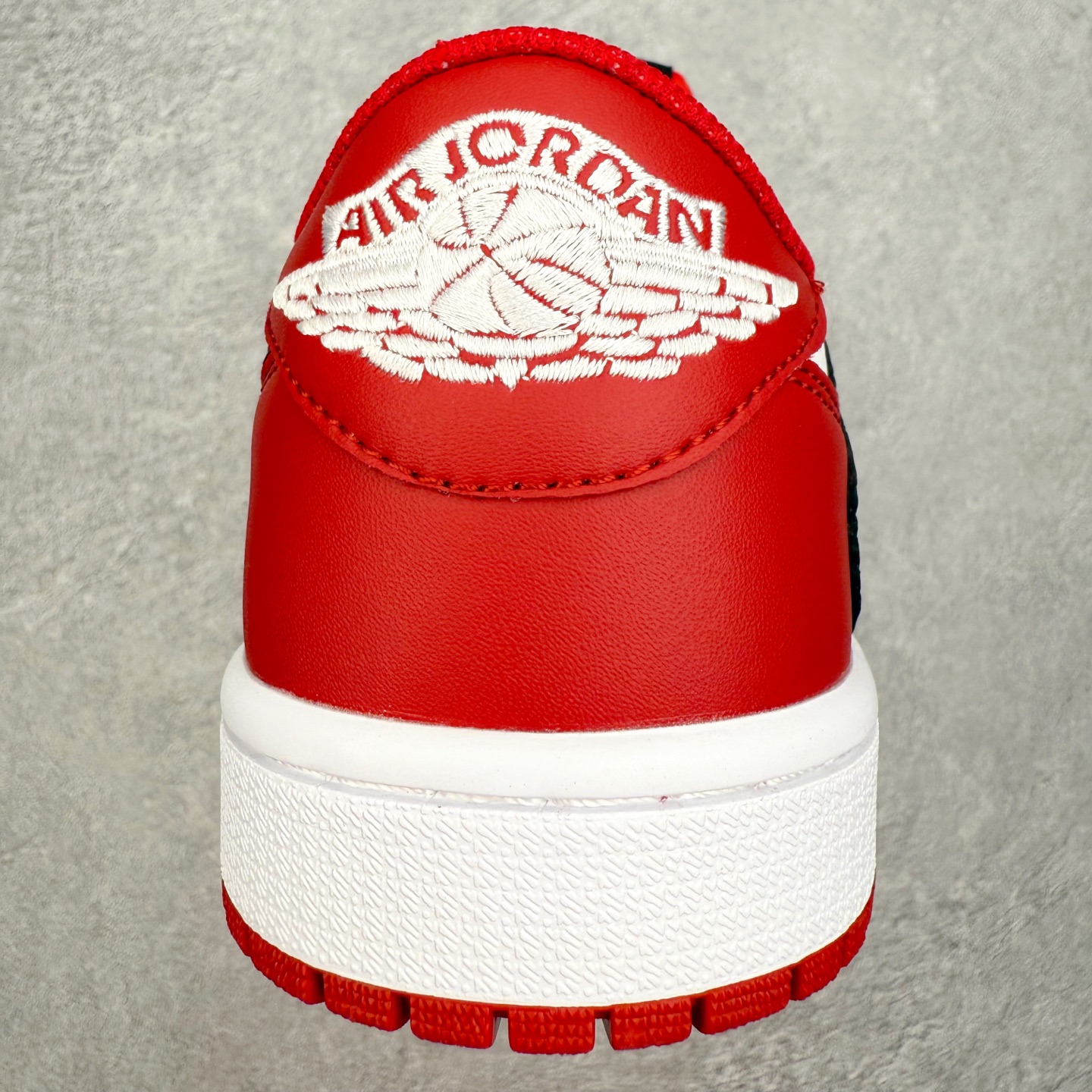 图片[8]-＃TG特价福利 TS x Air Jordan AJ1 Low 倒钩低帮联名配色 性价比批次 原盒原配 大厂出品 原厂楦头纸板数据开发 鞋型公整不松垮 采购头层皮料冲裁 高整洁度 上脚原汁原味的公司货既视感 原底独立模具 中底四线拉帮完美走线 原模大底咬花 实拍调校N版已经零色差零失真 百分百还原实物色彩所见即所得 不存在货不对板色差等低级问题 选购参考实物拍摄 不混卖不参货 只用心做好货严格选品 承诺混一赔十 尺码：36 36.5 37.5 38 38.5 39 40 40.5 41 42 42.5 43 44 44.5 45 46 47.5-选品中心