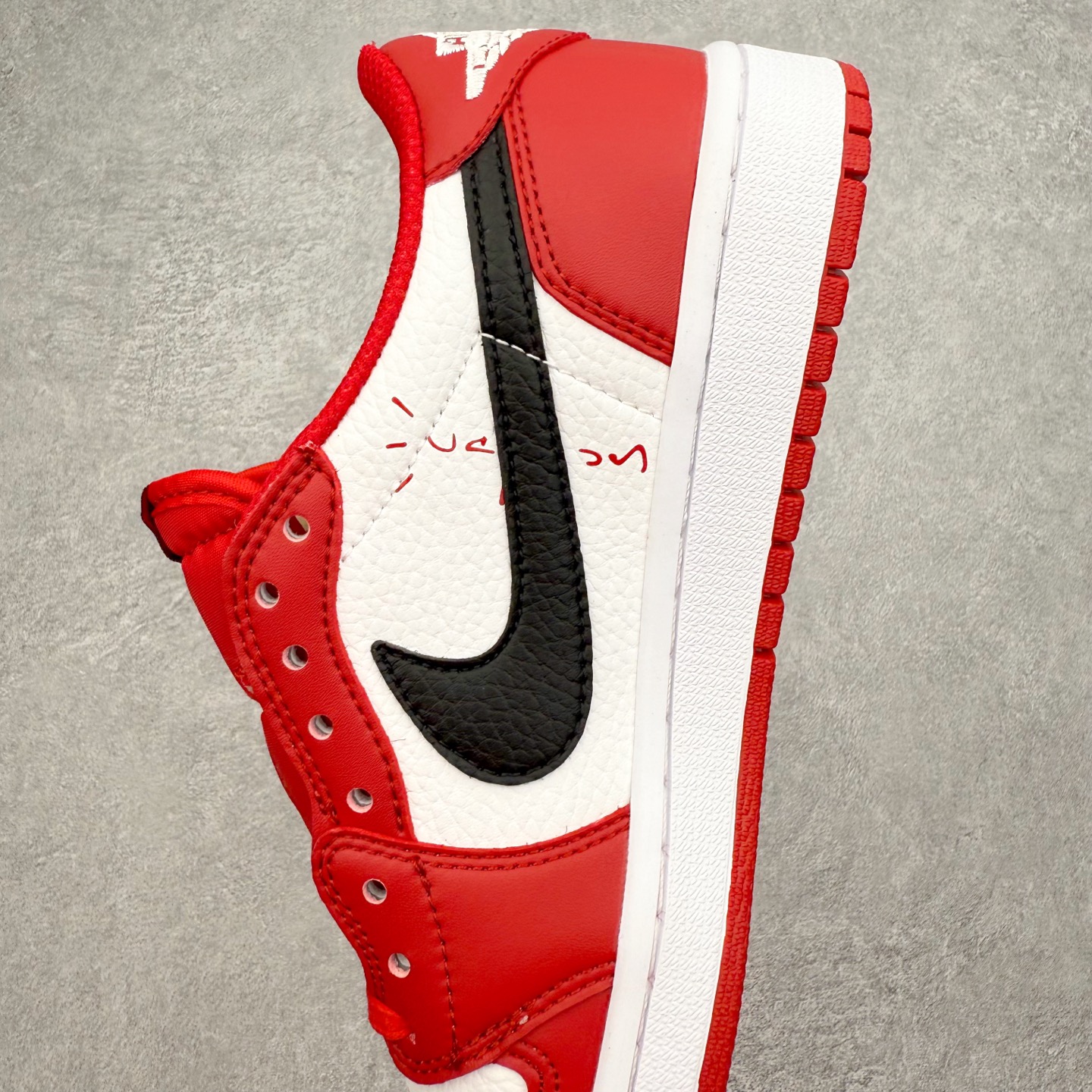 图片[7]-＃TG特价福利 TS x Air Jordan AJ1 Low 倒钩低帮联名配色 性价比批次 原盒原配 大厂出品 原厂楦头纸板数据开发 鞋型公整不松垮 采购头层皮料冲裁 高整洁度 上脚原汁原味的公司货既视感 原底独立模具 中底四线拉帮完美走线 原模大底咬花 实拍调校N版已经零色差零失真 百分百还原实物色彩所见即所得 不存在货不对板色差等低级问题 选购参考实物拍摄 不混卖不参货 只用心做好货严格选品 承诺混一赔十 尺码：36 36.5 37.5 38 38.5 39 40 40.5 41 42 42.5 43 44 44.5 45 46 47.5-选品中心