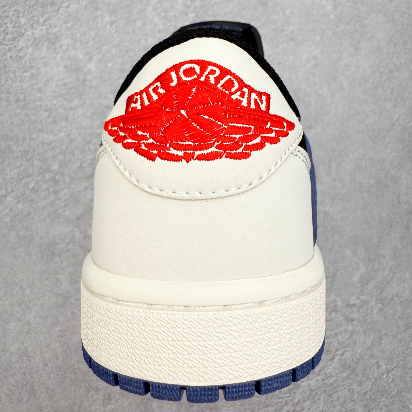图片[8]-＃TG特价福利 TS x Air Jordan AJ1 Low 倒钩低帮联名配色 性价比批次 原盒原配 大厂出品 原厂楦头纸板数据开发 鞋型公整不松垮 采购头层皮料冲裁 高整洁度 上脚原汁原味的公司货既视感 原底独立模具 中底四线拉帮完美走线 原模大底咬花 实拍调校N版已经零色差零失真 百分百还原实物色彩所见即所得 不存在货不对板色差等低级问题 选购参考实物拍摄 不混卖不参货 只用心做好货严格选品 承诺混一赔十 尺码：36 36.5 37.5 38 38.5 39 40 40.5 41 42 42.5 43 44 44.5 45 46 47.5-选品中心
