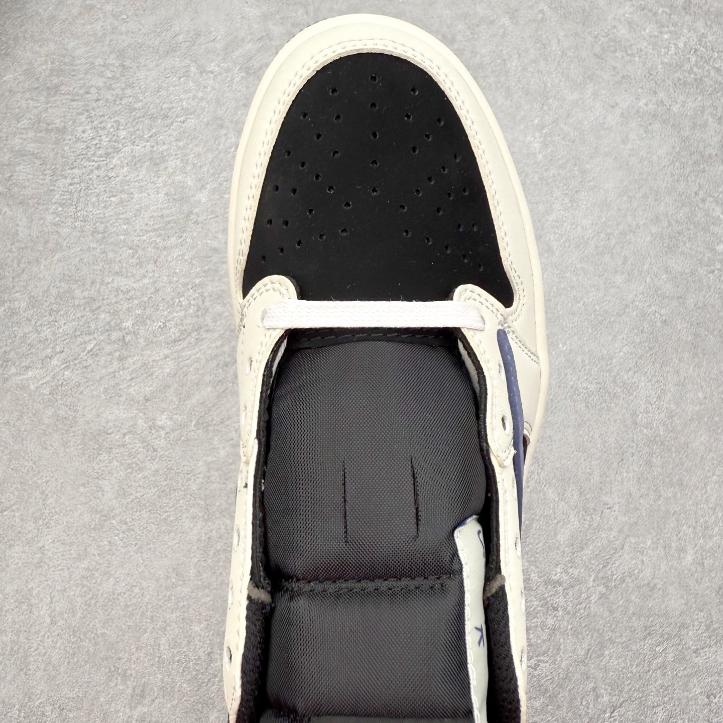 图片[4]-＃TG特价福利 TS x Air Jordan AJ1 Low 倒钩低帮联名配色 性价比批次 原盒原配 大厂出品 原厂楦头纸板数据开发 鞋型公整不松垮 采购头层皮料冲裁 高整洁度 上脚原汁原味的公司货既视感 原底独立模具 中底四线拉帮完美走线 原模大底咬花 实拍调校N版已经零色差零失真 百分百还原实物色彩所见即所得 不存在货不对板色差等低级问题 选购参考实物拍摄 不混卖不参货 只用心做好货严格选品 承诺混一赔十 尺码：36 36.5 37.5 38 38.5 39 40 40.5 41 42 42.5 43 44 44.5 45 46 47.5-选品中心