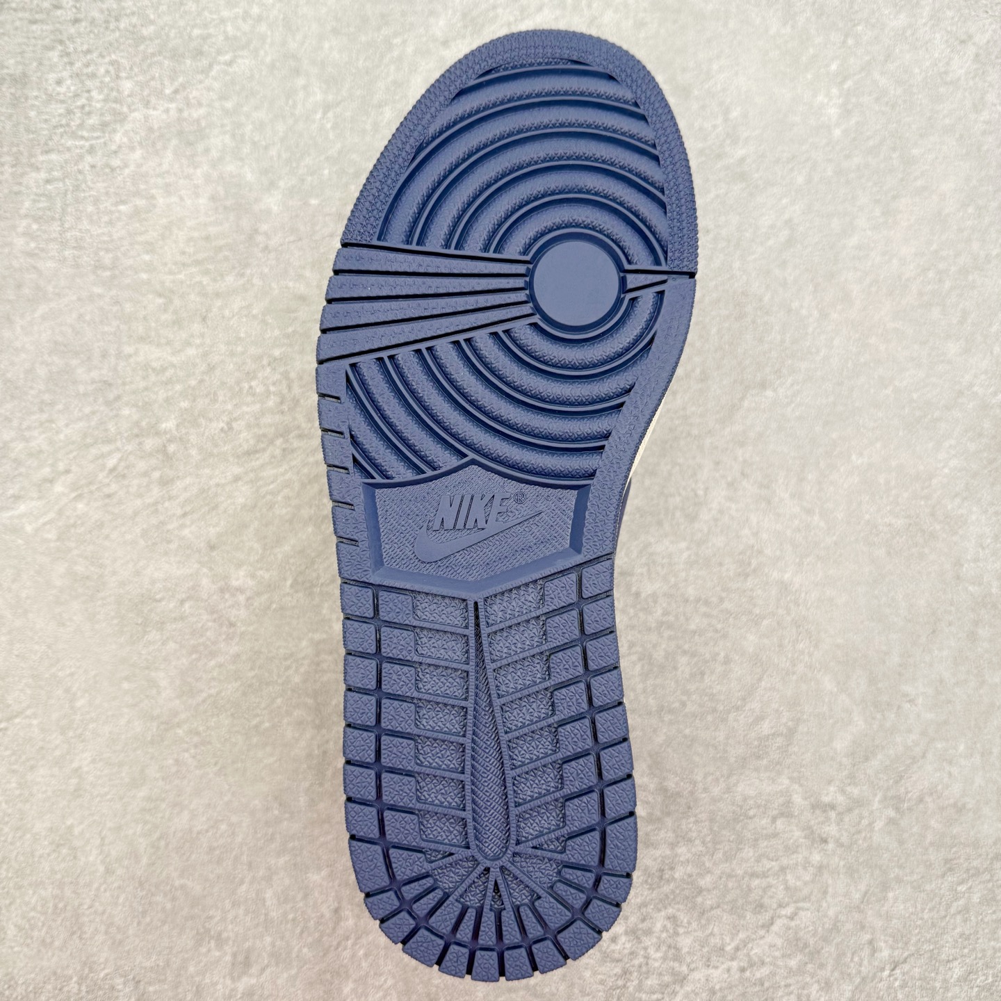 图片[9]-＃TG特价福利 TS x Air Jordan AJ1 Low 倒钩低帮联名配色 性价比批次 原盒原配 大厂出品 原厂楦头纸板数据开发 鞋型公整不松垮 采购头层皮料冲裁 高整洁度 上脚原汁原味的公司货既视感 原底独立模具 中底四线拉帮完美走线 原模大底咬花 实拍调校N版已经零色差零失真 百分百还原实物色彩所见即所得 不存在货不对板色差等低级问题 选购参考实物拍摄 不混卖不参货 只用心做好货严格选品 承诺混一赔十 尺码：36 36.5 37.5 38 38.5 39 40 40.5 41 42 42.5 43 44 44.5 45 46 47.5-选品中心