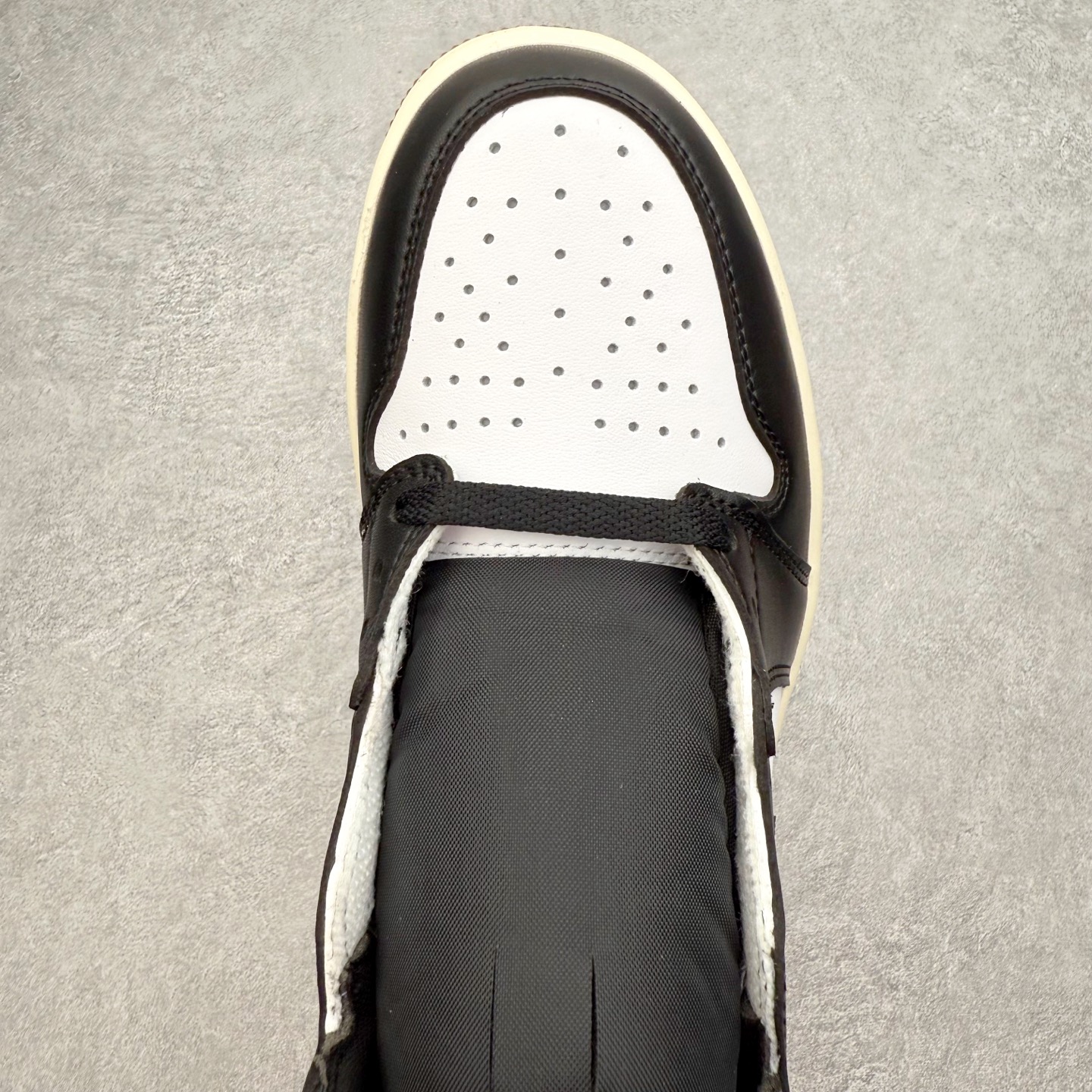 图片[4]-＃TG特价福利 Air Jordan AJ1 High 高帮全系列 性价比批次 原盒原配 大厂出品 原厂楦头纸板数据开发 鞋型公整不松垮 采购头层皮料冲裁 高整洁度 上脚原汁原味的公司货既视感 原底独立模具 中底四线拉帮完美走线 原模大底咬花 实拍调校N版已经零色差零失真 百分百还原实物色彩所见即所得 不存在货不对板色差等低级问题 选购参考实物拍摄 不混卖不参货 只用心做好货严格选品 承诺混一赔十 尺码：36 36.5 37.5 38 38.5 39 40 40.5 41 42 42.5 43 44 44.5 45 46 47.5-选品中心