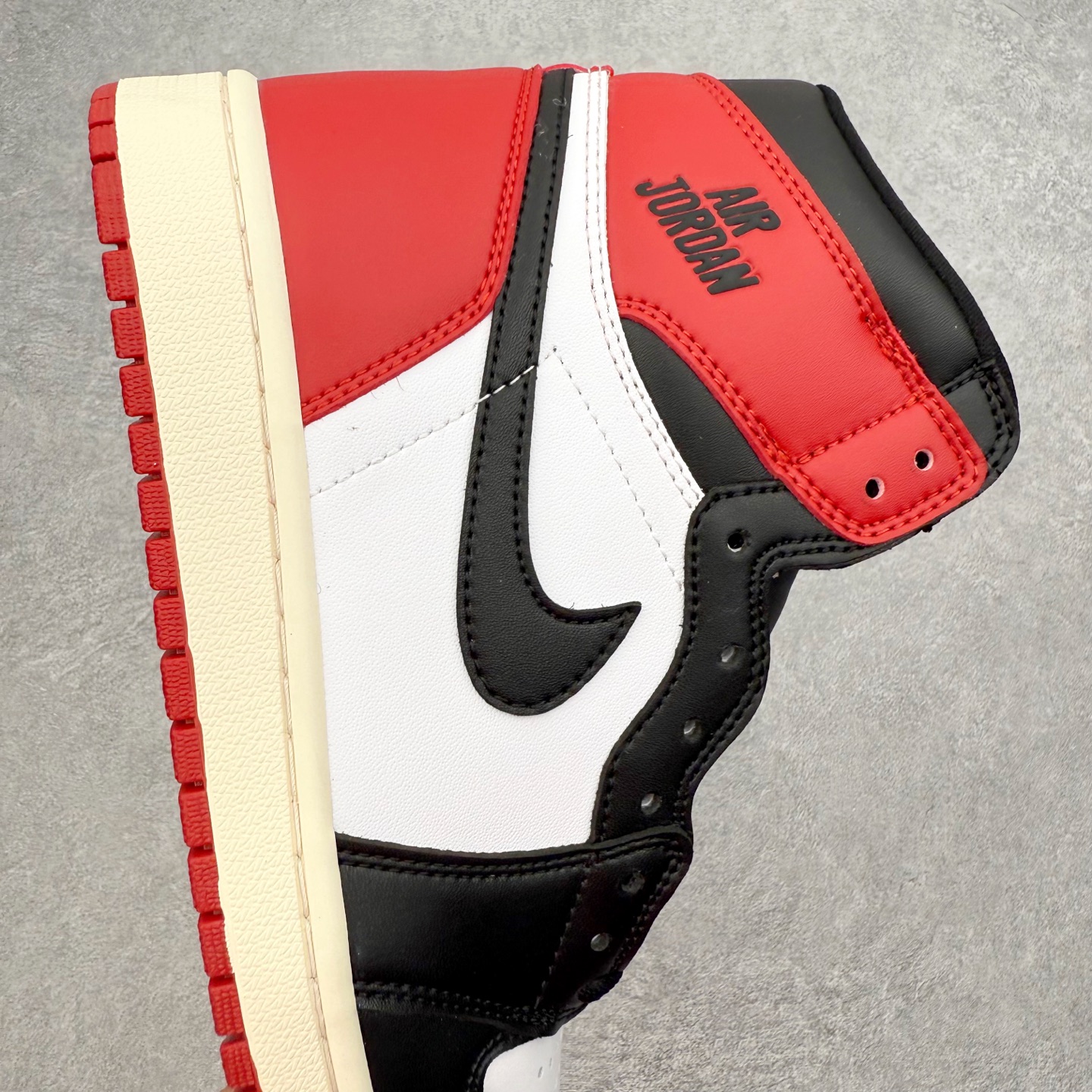图片[6]-＃TG特价福利 Air Jordan AJ1 High 高帮全系列 性价比批次 原盒原配 大厂出品 原厂楦头纸板数据开发 鞋型公整不松垮 采购头层皮料冲裁 高整洁度 上脚原汁原味的公司货既视感 原底独立模具 中底四线拉帮完美走线 原模大底咬花 实拍调校N版已经零色差零失真 百分百还原实物色彩所见即所得 不存在货不对板色差等低级问题 选购参考实物拍摄 不混卖不参货 只用心做好货严格选品 承诺混一赔十 尺码：36 36.5 37.5 38 38.5 39 40 40.5 41 42 42.5 43 44 44.5 45 46 47.5-选品中心