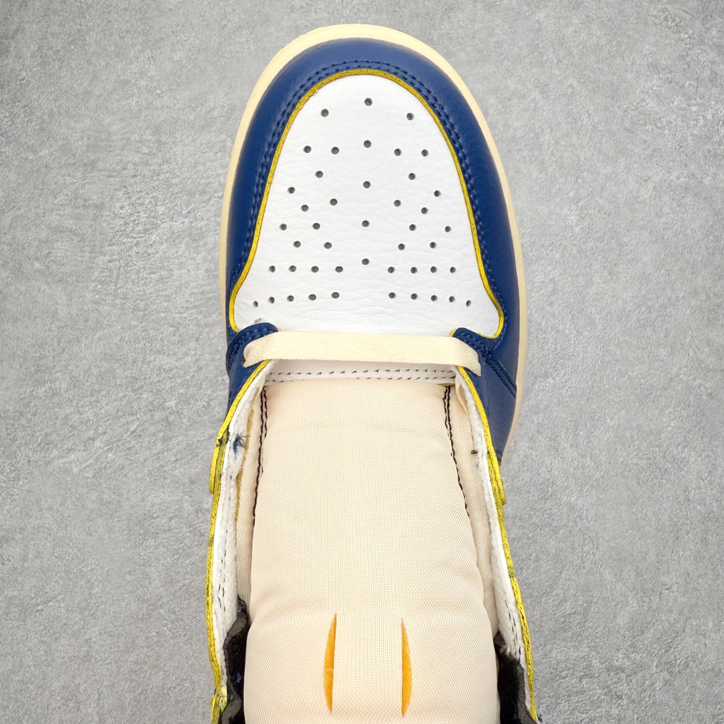 图片[4]-＃TG特价福利 Air Jordan AJ1 High 高帮全系列 性价比批次 原盒原配 大厂出品 原厂楦头纸板数据开发 鞋型公整不松垮 采购头层皮料冲裁 高整洁度 上脚原汁原味的公司货既视感 原底独立模具 中底四线拉帮完美走线 原模大底咬花 实拍调校N版已经零色差零失真 百分百还原实物色彩所见即所得 不存在货不对板色差等低级问题 选购参考实物拍摄 不混卖不参货 只用心做好货严格选品 承诺混一赔十 尺码：36 36.5 37.5 38 38.5 39 40 40.5 41 42 42.5 43 44 44.5 45 46 47.5-选品中心