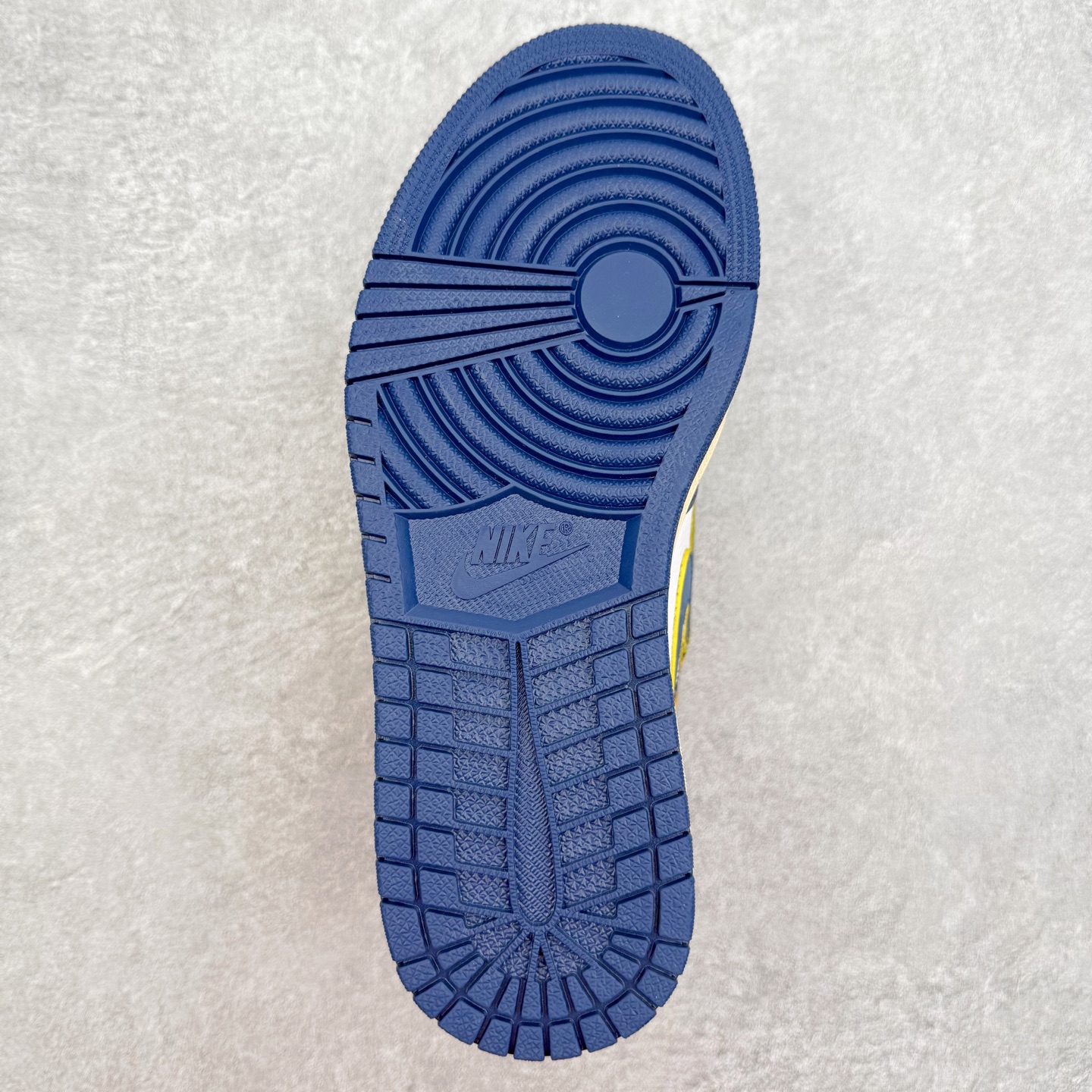 图片[9]-＃TG特价福利 Air Jordan AJ1 High 高帮全系列 性价比批次 原盒原配 大厂出品 原厂楦头纸板数据开发 鞋型公整不松垮 采购头层皮料冲裁 高整洁度 上脚原汁原味的公司货既视感 原底独立模具 中底四线拉帮完美走线 原模大底咬花 实拍调校N版已经零色差零失真 百分百还原实物色彩所见即所得 不存在货不对板色差等低级问题 选购参考实物拍摄 不混卖不参货 只用心做好货严格选品 承诺混一赔十 尺码：36 36.5 37.5 38 38.5 39 40 40.5 41 42 42.5 43 44 44.5 45 46 47.5-选品中心