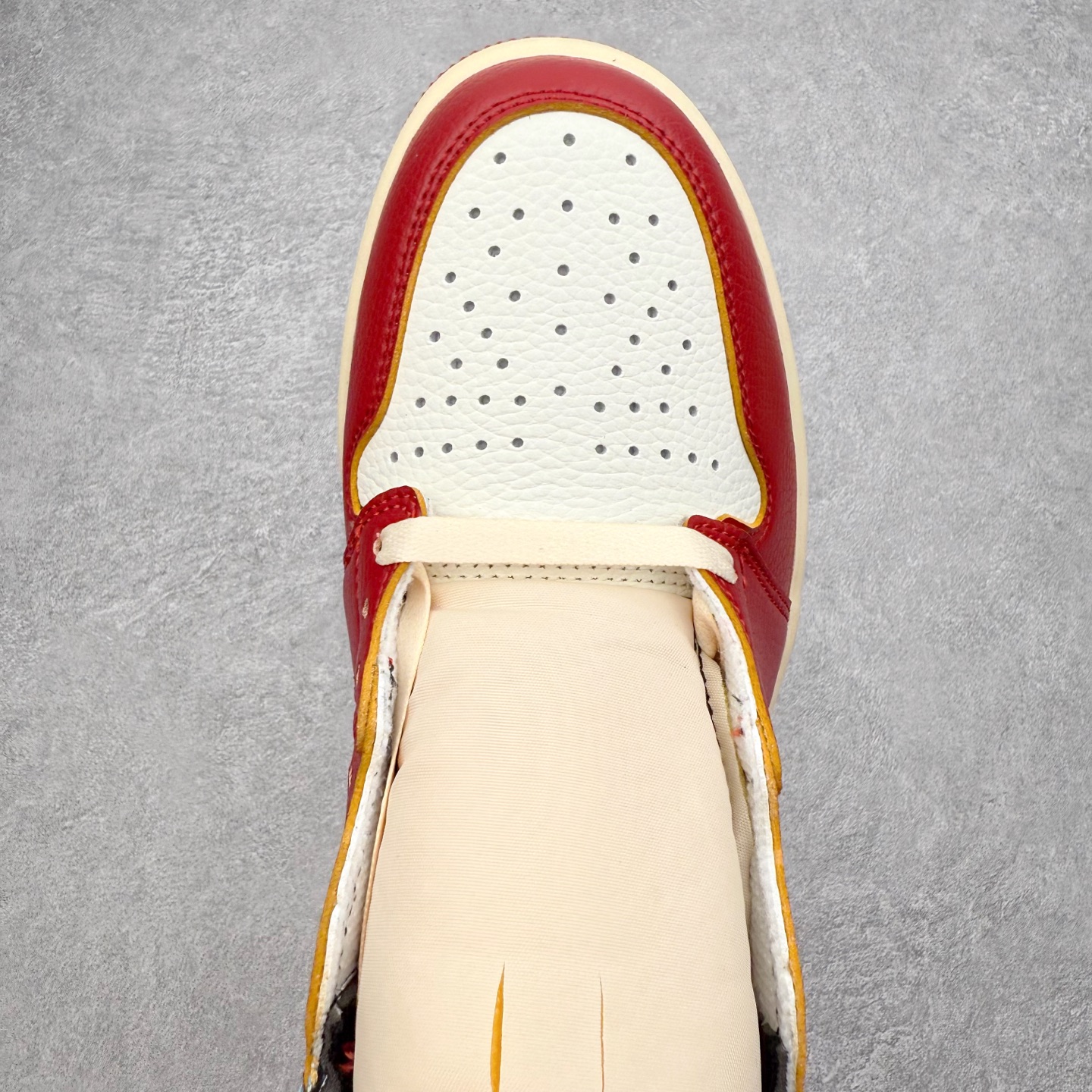 图片[4]-＃TG特价福利 Air Jordan AJ1 High 高帮全系列 性价比批次 原盒原配 大厂出品 原厂楦头纸板数据开发 鞋型公整不松垮 采购头层皮料冲裁 高整洁度 上脚原汁原味的公司货既视感 原底独立模具 中底四线拉帮完美走线 原模大底咬花 实拍调校N版已经零色差零失真 百分百还原实物色彩所见即所得 不存在货不对板色差等低级问题 选购参考实物拍摄 不混卖不参货 只用心做好货严格选品 承诺混一赔十 尺码：36 36.5 37.5 38 38.5 39 40 40.5 41 42 42.5 43 44 44.5 45 46 47.5-选品中心