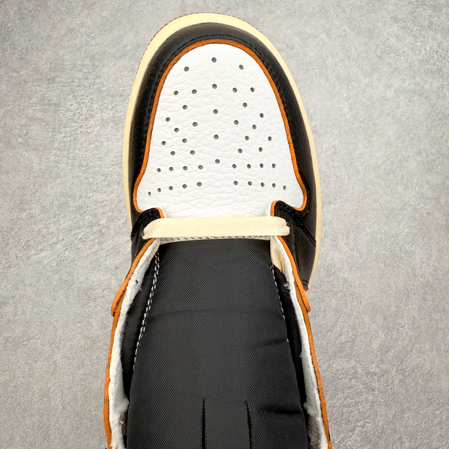 图片[4]-＃TG特价福利 Air Jordan AJ1 High 高帮全系列 性价比批次 原盒原配 大厂出品 原厂楦头纸板数据开发 鞋型公整不松垮 采购头层皮料冲裁 高整洁度 上脚原汁原味的公司货既视感 原底独立模具 中底四线拉帮完美走线 原模大底咬花 实拍调校N版已经零色差零失真 百分百还原实物色彩所见即所得 不存在货不对板色差等低级问题 选购参考实物拍摄 不混卖不参货 只用心做好货严格选品 承诺混一赔十 尺码：36 36.5 37.5 38 38.5 39 40 40.5 41 42 42.5 43 44 44.5 45 46 47.5-选品中心