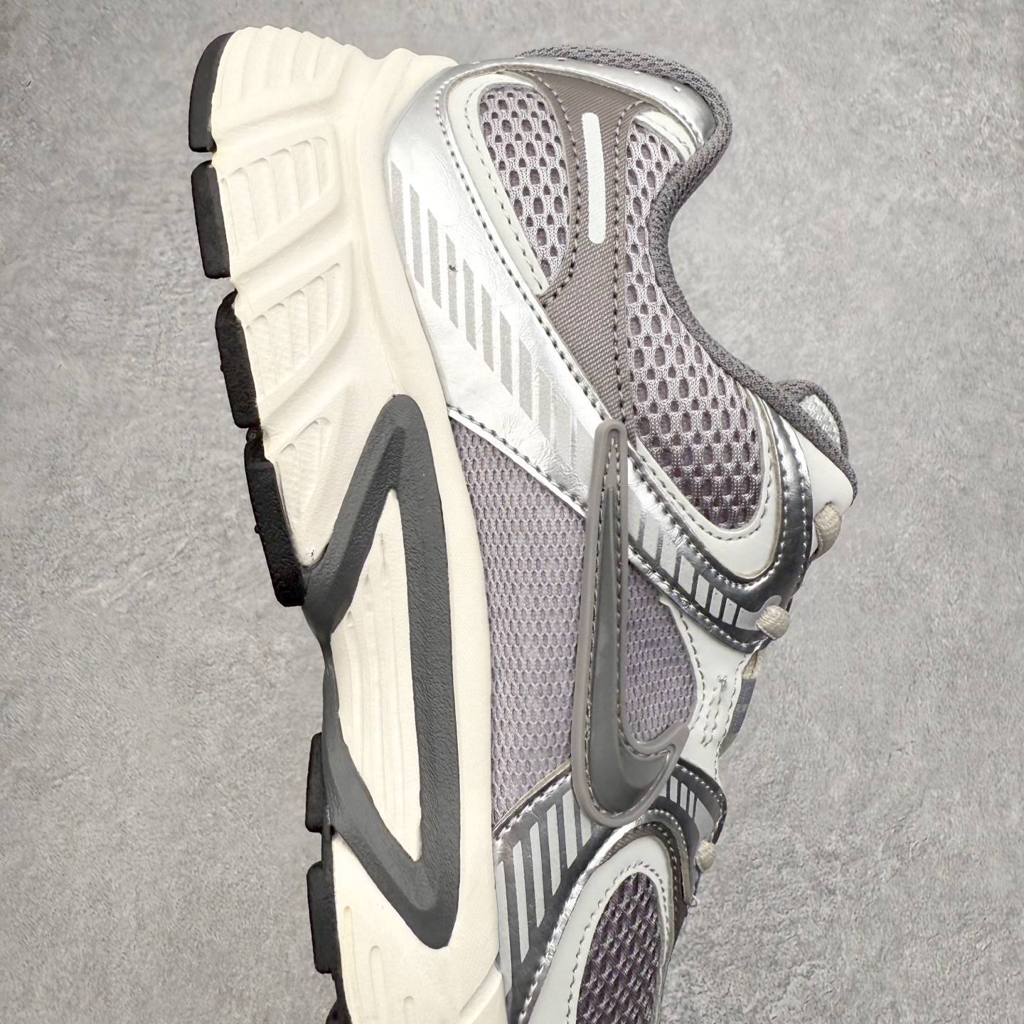 图片[6]-＃纯原福利 NK V5 RNR 舒适百搭防滑耐磨低帮跑步鞋 舒适有型适合日常穿着 该鞋款延续千禧年经典设计搭载泡绵中底 厚实而轻盈匠心细节巧搭立体耐克勾标志焕新演绎复古跑鞋 鞋款从千禧年美学汲取灵感 混搭多种材质突显层次感立体感和传统跑步风范 尺码：36 36.5 37.5 38 38.5 39 40 40.5 41 42 42.5 43 44 44.5 45-选品中心