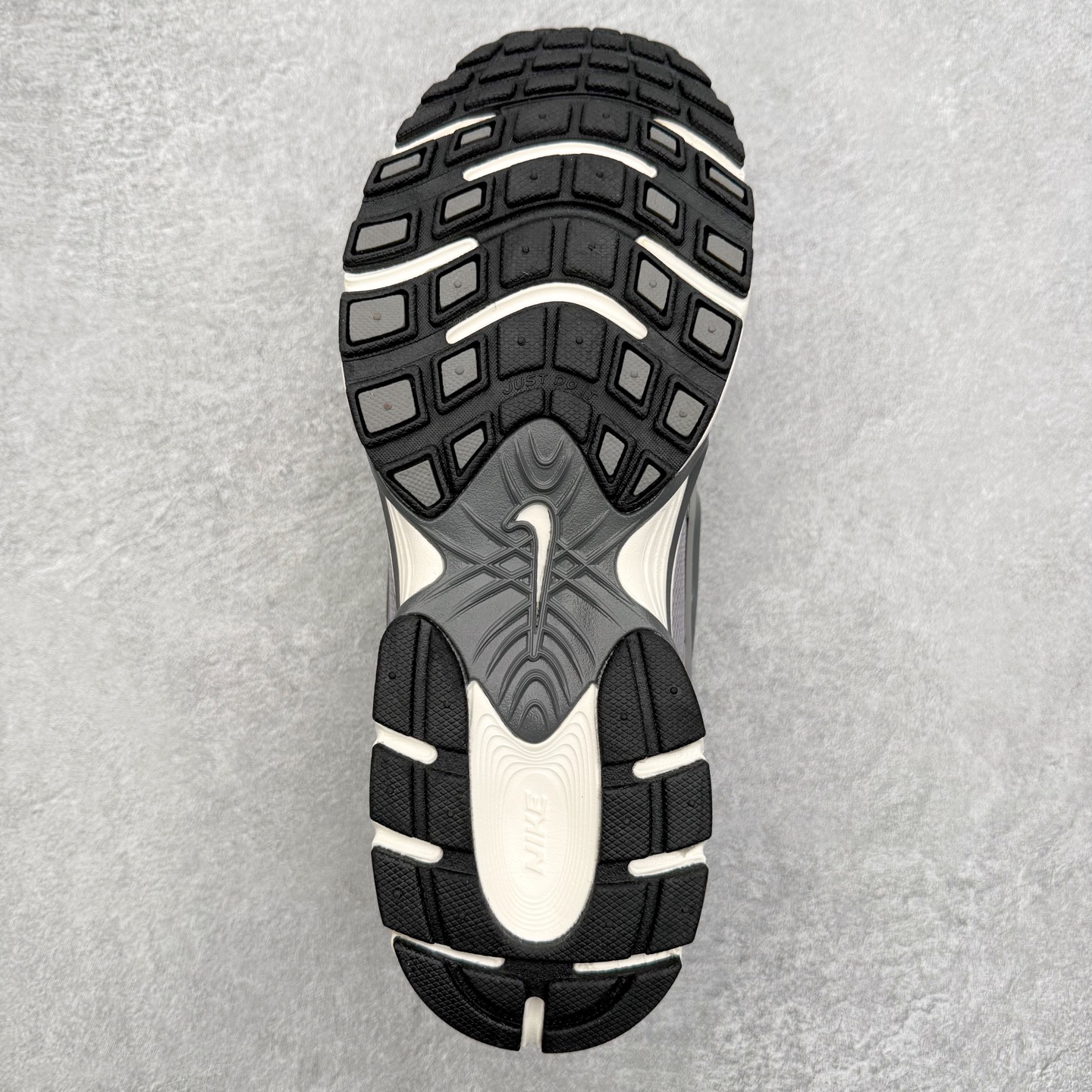 图片[9]-＃纯原福利 NK V5 RNR 舒适百搭防滑耐磨低帮跑步鞋 舒适有型适合日常穿着 该鞋款延续千禧年经典设计搭载泡绵中底 厚实而轻盈匠心细节巧搭立体耐克勾标志焕新演绎复古跑鞋 鞋款从千禧年美学汲取灵感 混搭多种材质突显层次感立体感和传统跑步风范 尺码：36 36.5 37.5 38 38.5 39 40 40.5 41 42 42.5 43 44 44.5 45-选品中心