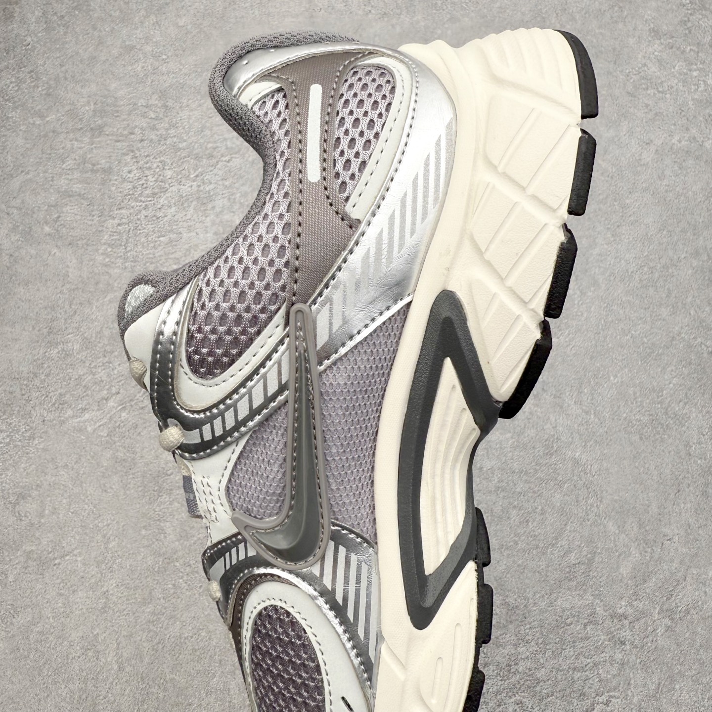 图片[7]-＃纯原福利 NK V5 RNR 舒适百搭防滑耐磨低帮跑步鞋 舒适有型适合日常穿着 该鞋款延续千禧年经典设计搭载泡绵中底 厚实而轻盈匠心细节巧搭立体耐克勾标志焕新演绎复古跑鞋 鞋款从千禧年美学汲取灵感 混搭多种材质突显层次感立体感和传统跑步风范 尺码：36 36.5 37.5 38 38.5 39 40 40.5 41 42 42.5 43 44 44.5 45-选品中心