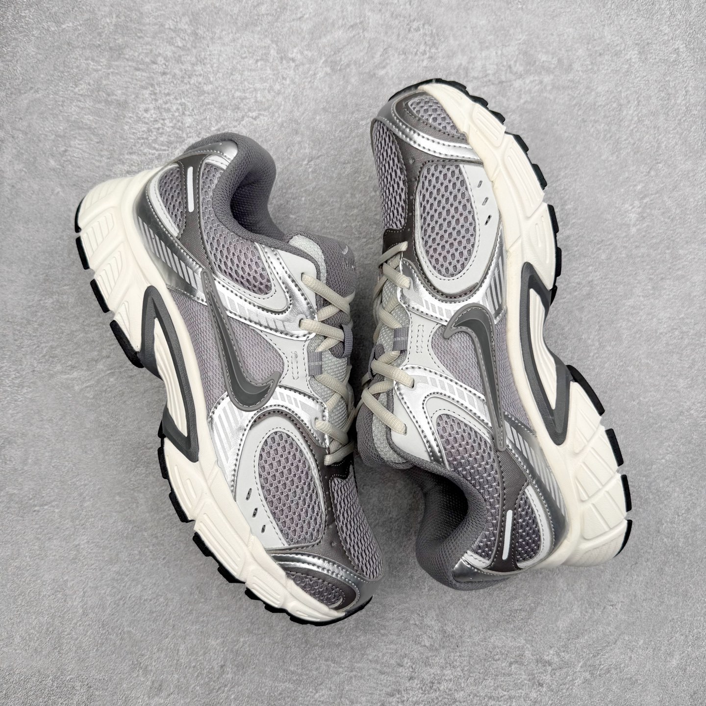 图片[3]-＃纯原福利 NK V5 RNR 舒适百搭防滑耐磨低帮跑步鞋 舒适有型适合日常穿着 该鞋款延续千禧年经典设计搭载泡绵中底 厚实而轻盈匠心细节巧搭立体耐克勾标志焕新演绎复古跑鞋 鞋款从千禧年美学汲取灵感 混搭多种材质突显层次感立体感和传统跑步风范 尺码：36 36.5 37.5 38 38.5 39 40 40.5 41 42 42.5 43 44 44.5 45-选品中心