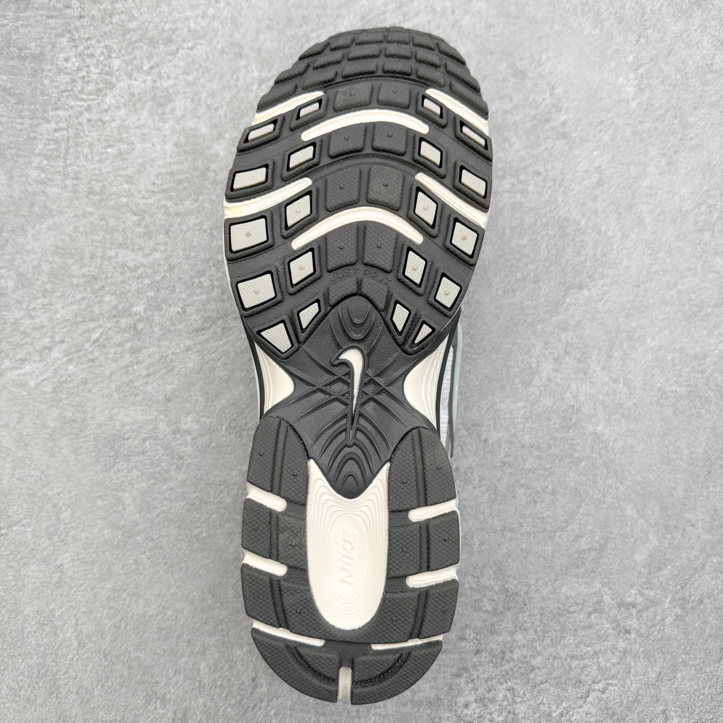 图片[9]-＃纯原福利 NK V5 RNR 舒适百搭防滑耐磨低帮跑步鞋 舒适有型适合日常穿着 该鞋款延续千禧年经典设计搭载泡绵中底 厚实而轻盈匠心细节巧搭立体耐克勾标志焕新演绎复古跑鞋 鞋款从千禧年美学汲取灵感 混搭多种材质突显层次感立体感和传统跑步风范 尺码：36 36.5 37.5 38 38.5 39 40 40.5 41 42 42.5 43 44 44.5 45-选品中心