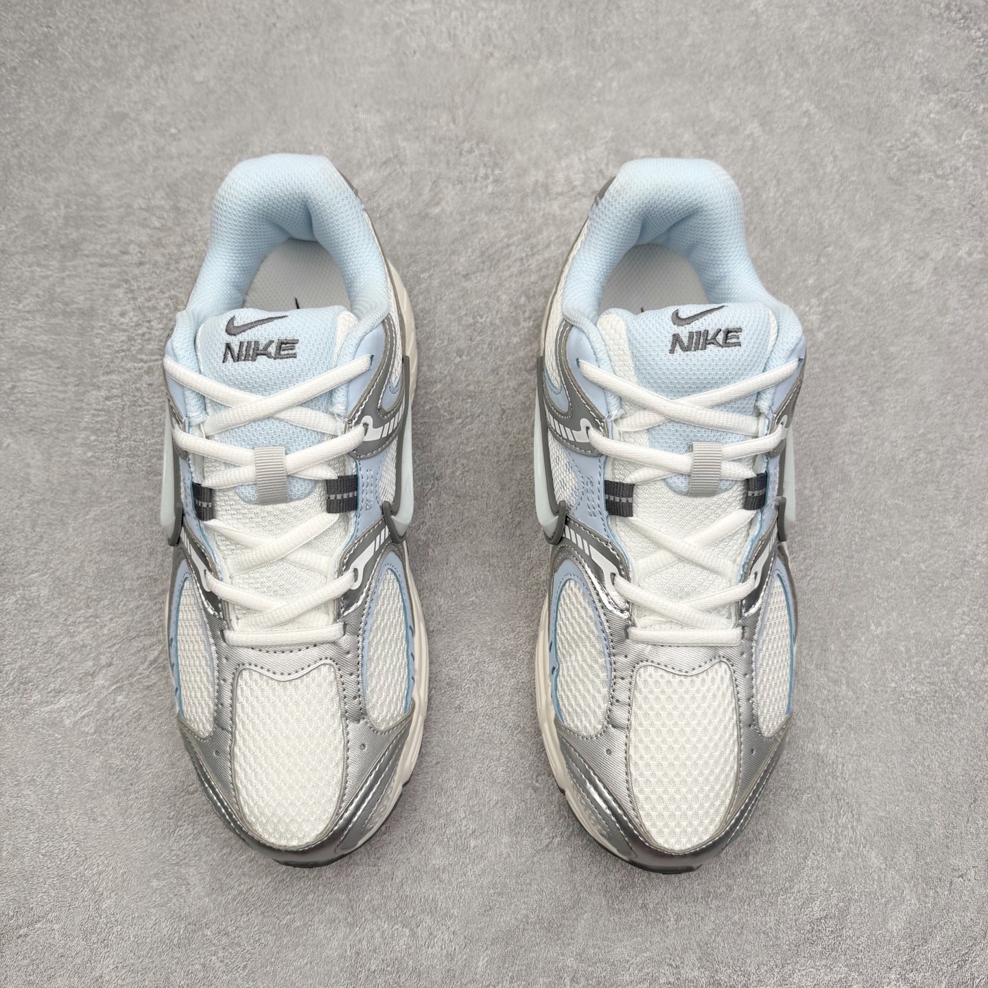 图片[2]-＃纯原福利 NK V5 RNR 舒适百搭防滑耐磨低帮跑步鞋 舒适有型适合日常穿着 该鞋款延续千禧年经典设计搭载泡绵中底 厚实而轻盈匠心细节巧搭立体耐克勾标志焕新演绎复古跑鞋 鞋款从千禧年美学汲取灵感 混搭多种材质突显层次感立体感和传统跑步风范 尺码：36 36.5 37.5 38 38.5 39 40 40.5 41 42 42.5 43 44 44.5 45-选品中心