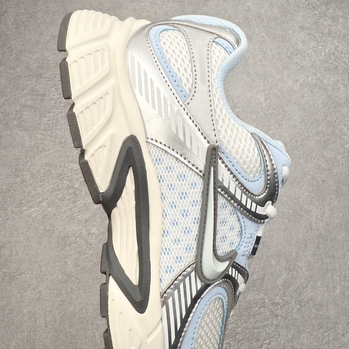 图片[6]-＃纯原福利 NK V5 RNR 舒适百搭防滑耐磨低帮跑步鞋 舒适有型适合日常穿着 该鞋款延续千禧年经典设计搭载泡绵中底 厚实而轻盈匠心细节巧搭立体耐克勾标志焕新演绎复古跑鞋 鞋款从千禧年美学汲取灵感 混搭多种材质突显层次感立体感和传统跑步风范 尺码：36 36.5 37.5 38 38.5 39 40 40.5 41 42 42.5 43 44 44.5 45-选品中心