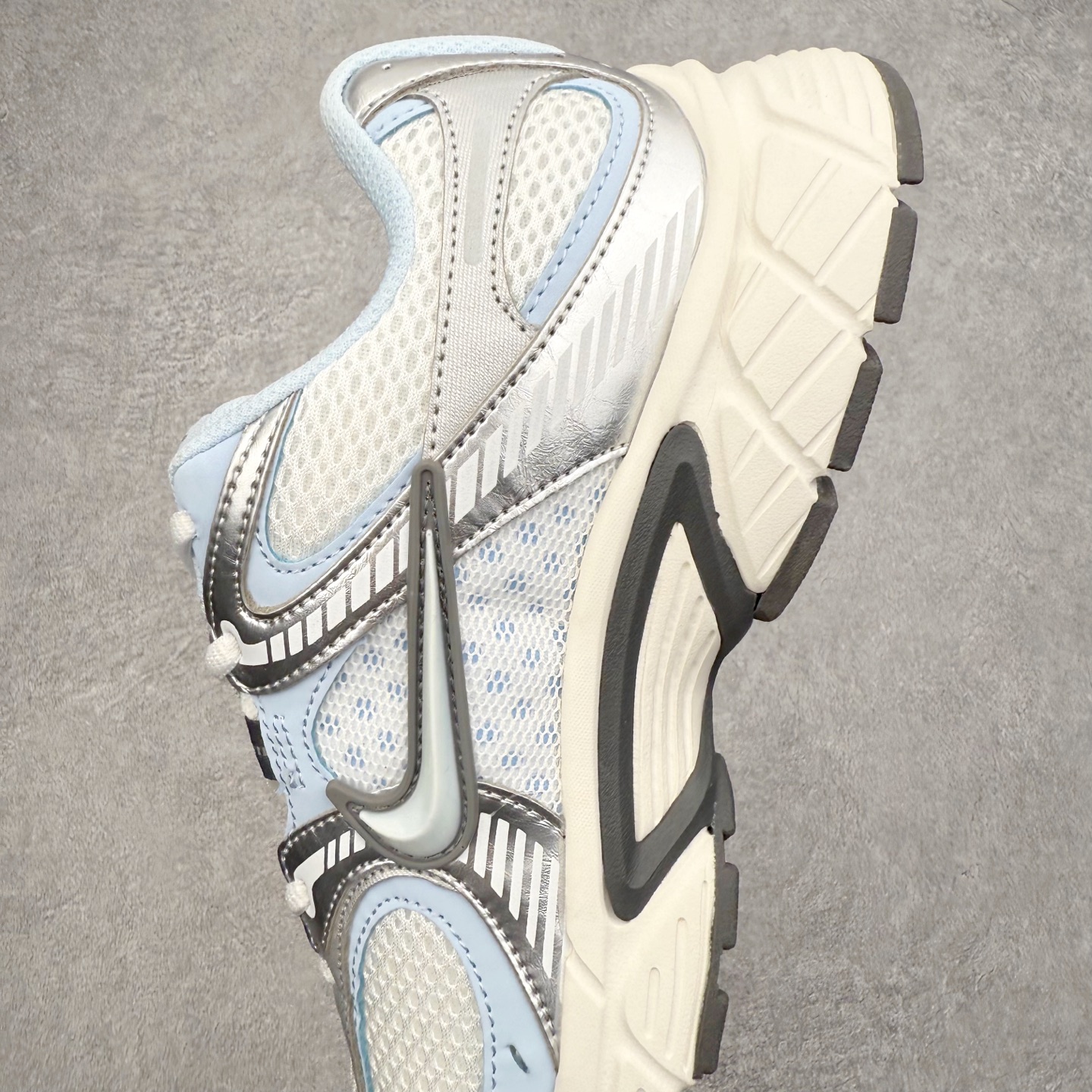 图片[7]-＃纯原福利 NK V5 RNR 舒适百搭防滑耐磨低帮跑步鞋 舒适有型适合日常穿着 该鞋款延续千禧年经典设计搭载泡绵中底 厚实而轻盈匠心细节巧搭立体耐克勾标志焕新演绎复古跑鞋 鞋款从千禧年美学汲取灵感 混搭多种材质突显层次感立体感和传统跑步风范 尺码：36 36.5 37.5 38 38.5 39 40 40.5 41 42 42.5 43 44 44.5 45-选品中心