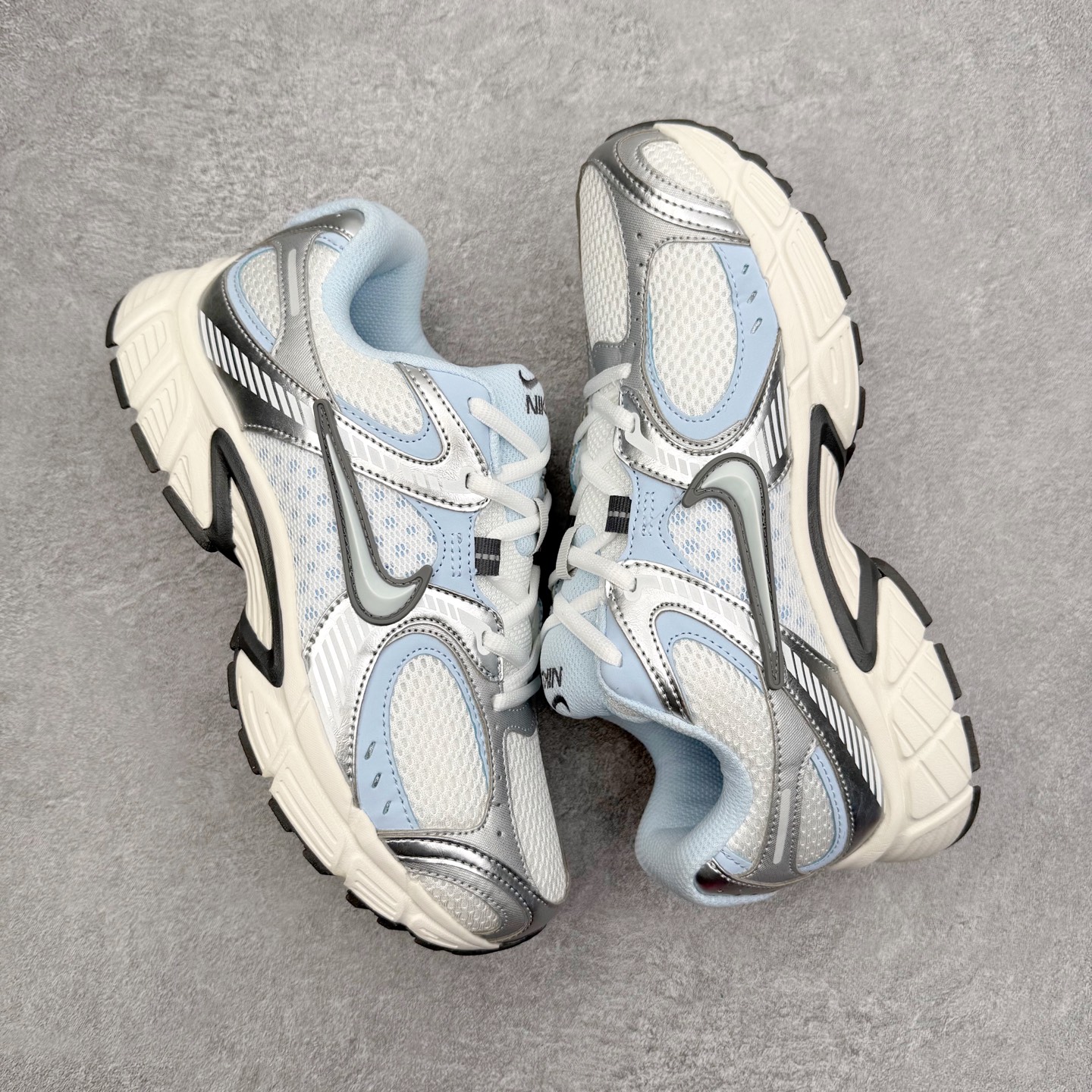 图片[3]-＃纯原福利 NK V5 RNR 舒适百搭防滑耐磨低帮跑步鞋 舒适有型适合日常穿着 该鞋款延续千禧年经典设计搭载泡绵中底 厚实而轻盈匠心细节巧搭立体耐克勾标志焕新演绎复古跑鞋 鞋款从千禧年美学汲取灵感 混搭多种材质突显层次感立体感和传统跑步风范 尺码：36 36.5 37.5 38 38.5 39 40 40.5 41 42 42.5 43 44 44.5 45-选品中心