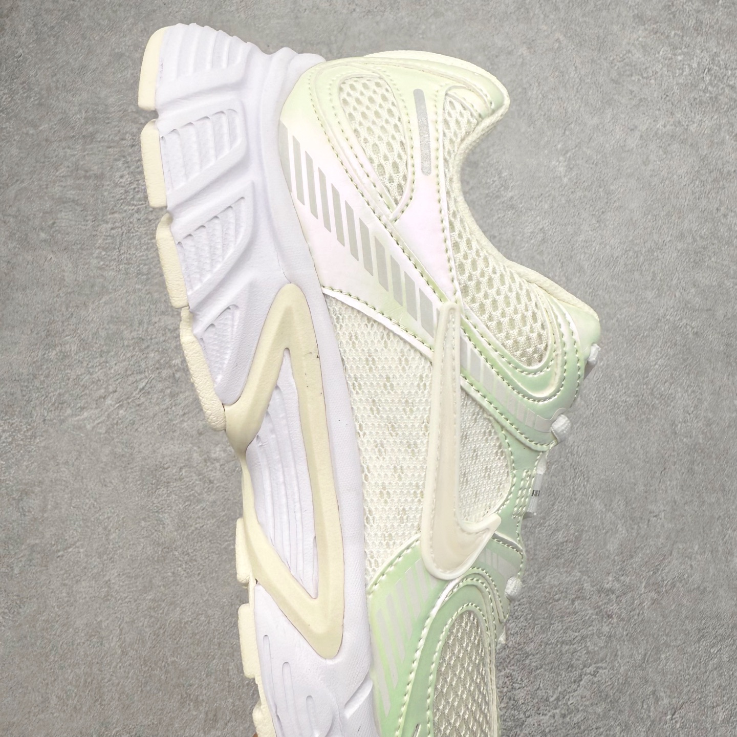 图片[6]-＃纯原福利 NK V5 RNR 舒适百搭防滑耐磨低帮跑步鞋 舒适有型适合日常穿着 该鞋款延续千禧年经典设计搭载泡绵中底 厚实而轻盈匠心细节巧搭立体耐克勾标志焕新演绎复古跑鞋 鞋款从千禧年美学汲取灵感 混搭多种材质突显层次感立体感和传统跑步风范 尺码：36 36.5 37.5 38 38.5 39 40 40.5 41 42 42.5 43 44 44.5 45-选品中心