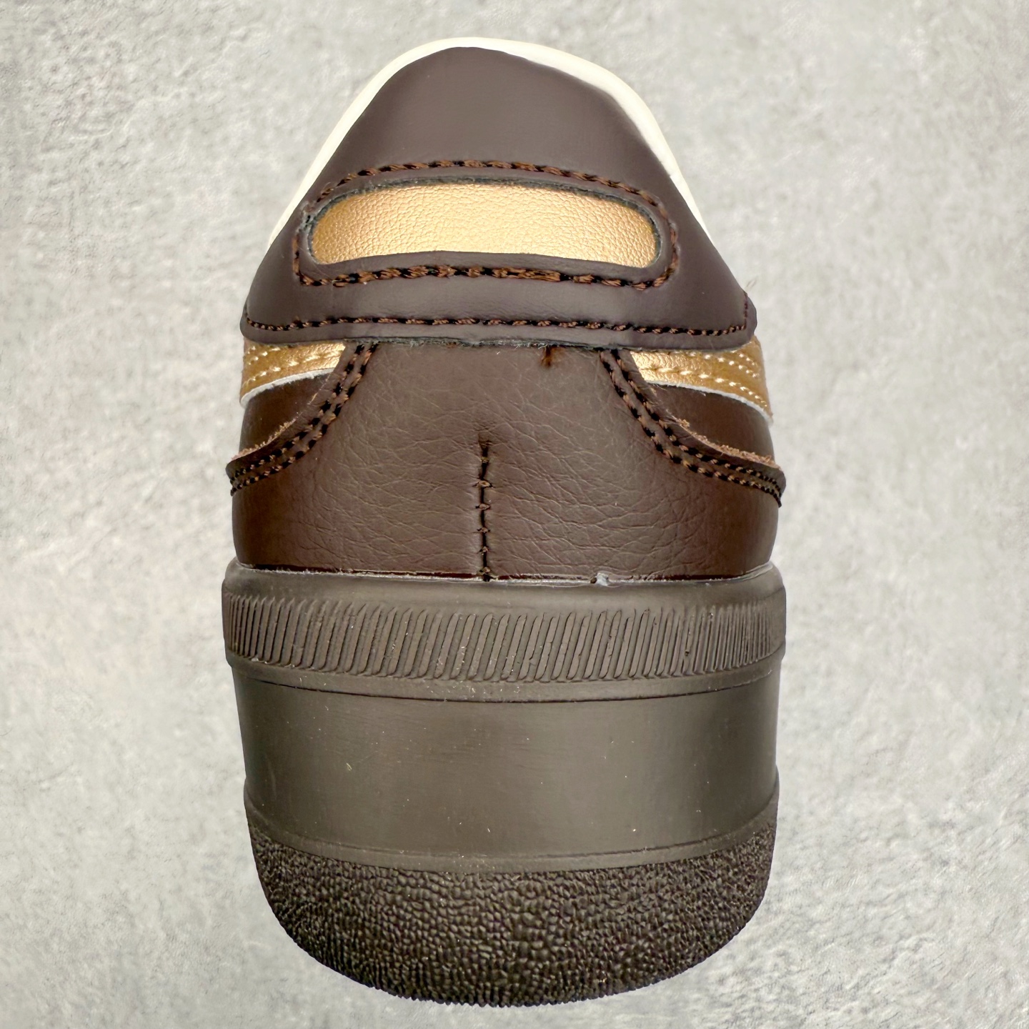 图片[8]-Onitsuka Tiger 鬼塚虎 Tokuten Chunk 复古德训厚底防滑耐磨低帮生活休闲鞋 男女同款 OnitsukaTiger鬼塚虎从运动中汲取灵感，并致力于打造融合舒适感受与创新设计的时尚品牌。品牌的设计风格既体现了对传统的致敬，同时也表达了对精致风格和现代创意的推崇。我们提供独具个性的全系列产品，打造从头到脚的整体穿搭。每件产品皆以精湛工艺匠心打造，细节考究，品质出众。时尚品牌OnitsukaTiger鬼塚虎不断呈献富于现代气息的系列单品，巧妙结合经典传承与锐意创新，并融蕴时尚格调与运动风范。1949年，鬼塚喜八郎（Kihachiro Onitsuka）创立了Onitsuka有限公司，即ASICS的前身。该品牌自成立之初便以促进青少年健康为已任，一以贯之，终令OnitsukaTigerStripes成为世界知名运动品牌的代名词。如今，这一传奇仍在日本传统和现代美学的融合中延续。从历久弥新的经典造型，到别具一格的新颖风格，通过与志同道合的艺术家、文化鉴赏家合作，OnitsukaTiger鬼塚虎的每一款鞋履、服装和配饰都回荡着品牌精神。尺码：36 37 37.5 38 39 39.5 40 40.5 41.5 42 42.5 43.5 44 45-选品中心