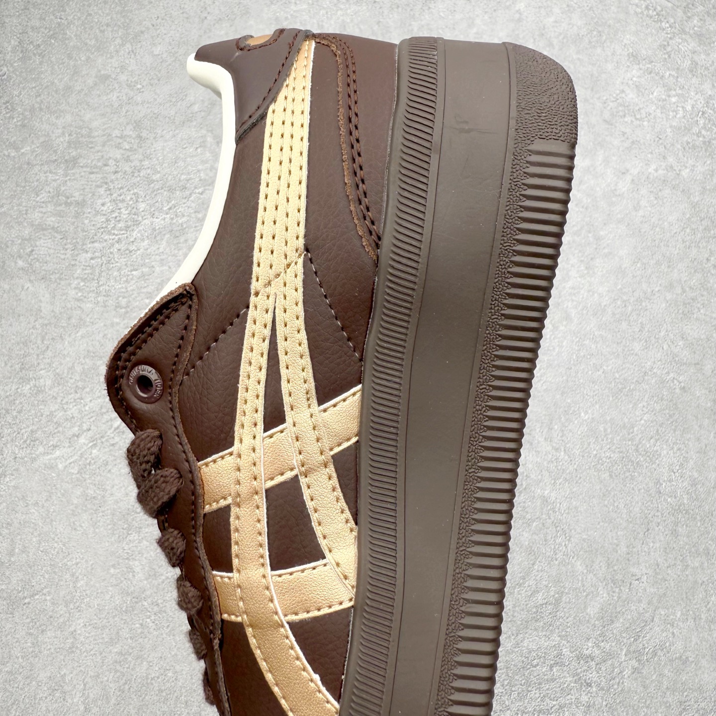 图片[7]-Onitsuka Tiger 鬼塚虎 Tokuten Chunk 复古德训厚底防滑耐磨低帮生活休闲鞋 男女同款 OnitsukaTiger鬼塚虎从运动中汲取灵感，并致力于打造融合舒适感受与创新设计的时尚品牌。品牌的设计风格既体现了对传统的致敬，同时也表达了对精致风格和现代创意的推崇。我们提供独具个性的全系列产品，打造从头到脚的整体穿搭。每件产品皆以精湛工艺匠心打造，细节考究，品质出众。时尚品牌OnitsukaTiger鬼塚虎不断呈献富于现代气息的系列单品，巧妙结合经典传承与锐意创新，并融蕴时尚格调与运动风范。1949年，鬼塚喜八郎（Kihachiro Onitsuka）创立了Onitsuka有限公司，即ASICS的前身。该品牌自成立之初便以促进青少年健康为已任，一以贯之，终令OnitsukaTigerStripes成为世界知名运动品牌的代名词。如今，这一传奇仍在日本传统和现代美学的融合中延续。从历久弥新的经典造型，到别具一格的新颖风格，通过与志同道合的艺术家、文化鉴赏家合作，OnitsukaTiger鬼塚虎的每一款鞋履、服装和配饰都回荡着品牌精神。尺码：36 37 37.5 38 39 39.5 40 40.5 41.5 42 42.5 43.5 44 45-选品中心