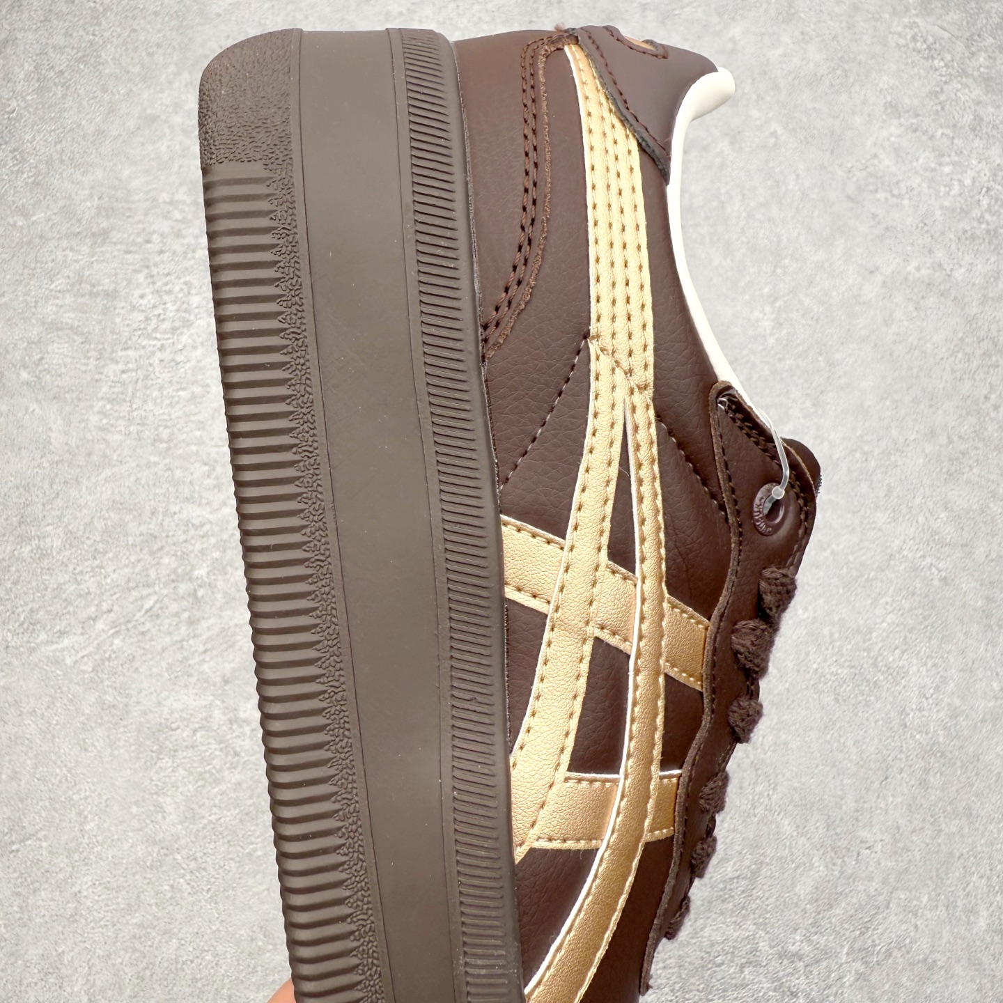 图片[6]-Onitsuka Tiger 鬼塚虎 Tokuten Chunk 复古德训厚底防滑耐磨低帮生活休闲鞋 男女同款 OnitsukaTiger鬼塚虎从运动中汲取灵感，并致力于打造融合舒适感受与创新设计的时尚品牌。品牌的设计风格既体现了对传统的致敬，同时也表达了对精致风格和现代创意的推崇。我们提供独具个性的全系列产品，打造从头到脚的整体穿搭。每件产品皆以精湛工艺匠心打造，细节考究，品质出众。时尚品牌OnitsukaTiger鬼塚虎不断呈献富于现代气息的系列单品，巧妙结合经典传承与锐意创新，并融蕴时尚格调与运动风范。1949年，鬼塚喜八郎（Kihachiro Onitsuka）创立了Onitsuka有限公司，即ASICS的前身。该品牌自成立之初便以促进青少年健康为已任，一以贯之，终令OnitsukaTigerStripes成为世界知名运动品牌的代名词。如今，这一传奇仍在日本传统和现代美学的融合中延续。从历久弥新的经典造型，到别具一格的新颖风格，通过与志同道合的艺术家、文化鉴赏家合作，OnitsukaTiger鬼塚虎的每一款鞋履、服装和配饰都回荡着品牌精神。尺码：36 37 37.5 38 39 39.5 40 40.5 41.5 42 42.5 43.5 44 45-选品中心