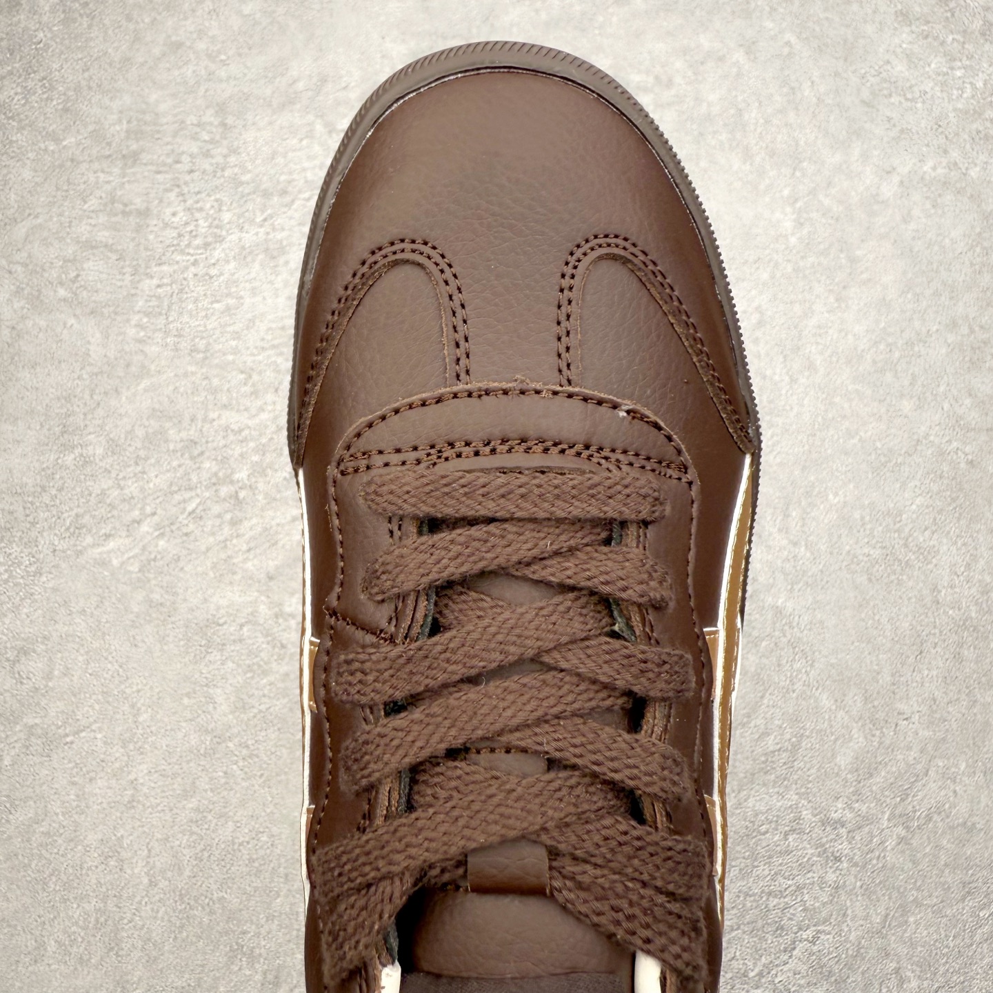 图片[4]-Onitsuka Tiger 鬼塚虎 Tokuten Chunk 复古德训厚底防滑耐磨低帮生活休闲鞋 男女同款 OnitsukaTiger鬼塚虎从运动中汲取灵感，并致力于打造融合舒适感受与创新设计的时尚品牌。品牌的设计风格既体现了对传统的致敬，同时也表达了对精致风格和现代创意的推崇。我们提供独具个性的全系列产品，打造从头到脚的整体穿搭。每件产品皆以精湛工艺匠心打造，细节考究，品质出众。时尚品牌OnitsukaTiger鬼塚虎不断呈献富于现代气息的系列单品，巧妙结合经典传承与锐意创新，并融蕴时尚格调与运动风范。1949年，鬼塚喜八郎（Kihachiro Onitsuka）创立了Onitsuka有限公司，即ASICS的前身。该品牌自成立之初便以促进青少年健康为已任，一以贯之，终令OnitsukaTigerStripes成为世界知名运动品牌的代名词。如今，这一传奇仍在日本传统和现代美学的融合中延续。从历久弥新的经典造型，到别具一格的新颖风格，通过与志同道合的艺术家、文化鉴赏家合作，OnitsukaTiger鬼塚虎的每一款鞋履、服装和配饰都回荡着品牌精神。尺码：36 37 37.5 38 39 39.5 40 40.5 41.5 42 42.5 43.5 44 45-选品中心