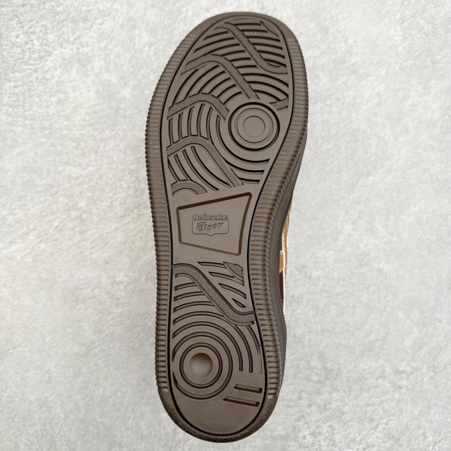 图片[9]-Onitsuka Tiger 鬼塚虎 Tokuten Chunk 复古德训厚底防滑耐磨低帮生活休闲鞋 男女同款 OnitsukaTiger鬼塚虎从运动中汲取灵感，并致力于打造融合舒适感受与创新设计的时尚品牌。品牌的设计风格既体现了对传统的致敬，同时也表达了对精致风格和现代创意的推崇。我们提供独具个性的全系列产品，打造从头到脚的整体穿搭。每件产品皆以精湛工艺匠心打造，细节考究，品质出众。时尚品牌OnitsukaTiger鬼塚虎不断呈献富于现代气息的系列单品，巧妙结合经典传承与锐意创新，并融蕴时尚格调与运动风范。1949年，鬼塚喜八郎（Kihachiro Onitsuka）创立了Onitsuka有限公司，即ASICS的前身。该品牌自成立之初便以促进青少年健康为已任，一以贯之，终令OnitsukaTigerStripes成为世界知名运动品牌的代名词。如今，这一传奇仍在日本传统和现代美学的融合中延续。从历久弥新的经典造型，到别具一格的新颖风格，通过与志同道合的艺术家、文化鉴赏家合作，OnitsukaTiger鬼塚虎的每一款鞋履、服装和配饰都回荡着品牌精神。尺码：36 37 37.5 38 39 39.5 40 40.5 41.5 42 42.5 43.5 44 45-选品中心