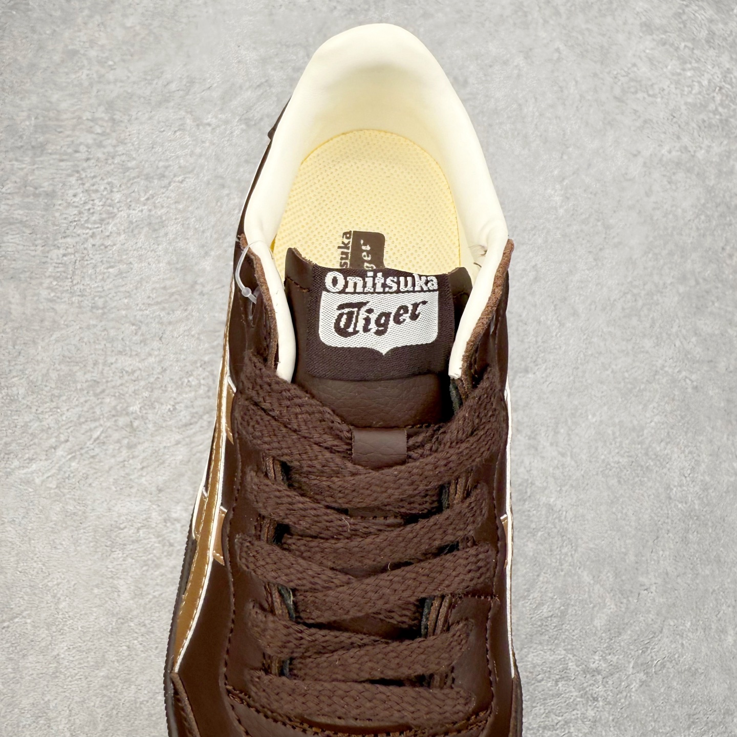 图片[5]-Onitsuka Tiger 鬼塚虎 Tokuten Chunk 复古德训厚底防滑耐磨低帮生活休闲鞋 男女同款 OnitsukaTiger鬼塚虎从运动中汲取灵感，并致力于打造融合舒适感受与创新设计的时尚品牌。品牌的设计风格既体现了对传统的致敬，同时也表达了对精致风格和现代创意的推崇。我们提供独具个性的全系列产品，打造从头到脚的整体穿搭。每件产品皆以精湛工艺匠心打造，细节考究，品质出众。时尚品牌OnitsukaTiger鬼塚虎不断呈献富于现代气息的系列单品，巧妙结合经典传承与锐意创新，并融蕴时尚格调与运动风范。1949年，鬼塚喜八郎（Kihachiro Onitsuka）创立了Onitsuka有限公司，即ASICS的前身。该品牌自成立之初便以促进青少年健康为已任，一以贯之，终令OnitsukaTigerStripes成为世界知名运动品牌的代名词。如今，这一传奇仍在日本传统和现代美学的融合中延续。从历久弥新的经典造型，到别具一格的新颖风格，通过与志同道合的艺术家、文化鉴赏家合作，OnitsukaTiger鬼塚虎的每一款鞋履、服装和配饰都回荡着品牌精神。尺码：36 37 37.5 38 39 39.5 40 40.5 41.5 42 42.5 43.5 44 45-选品中心