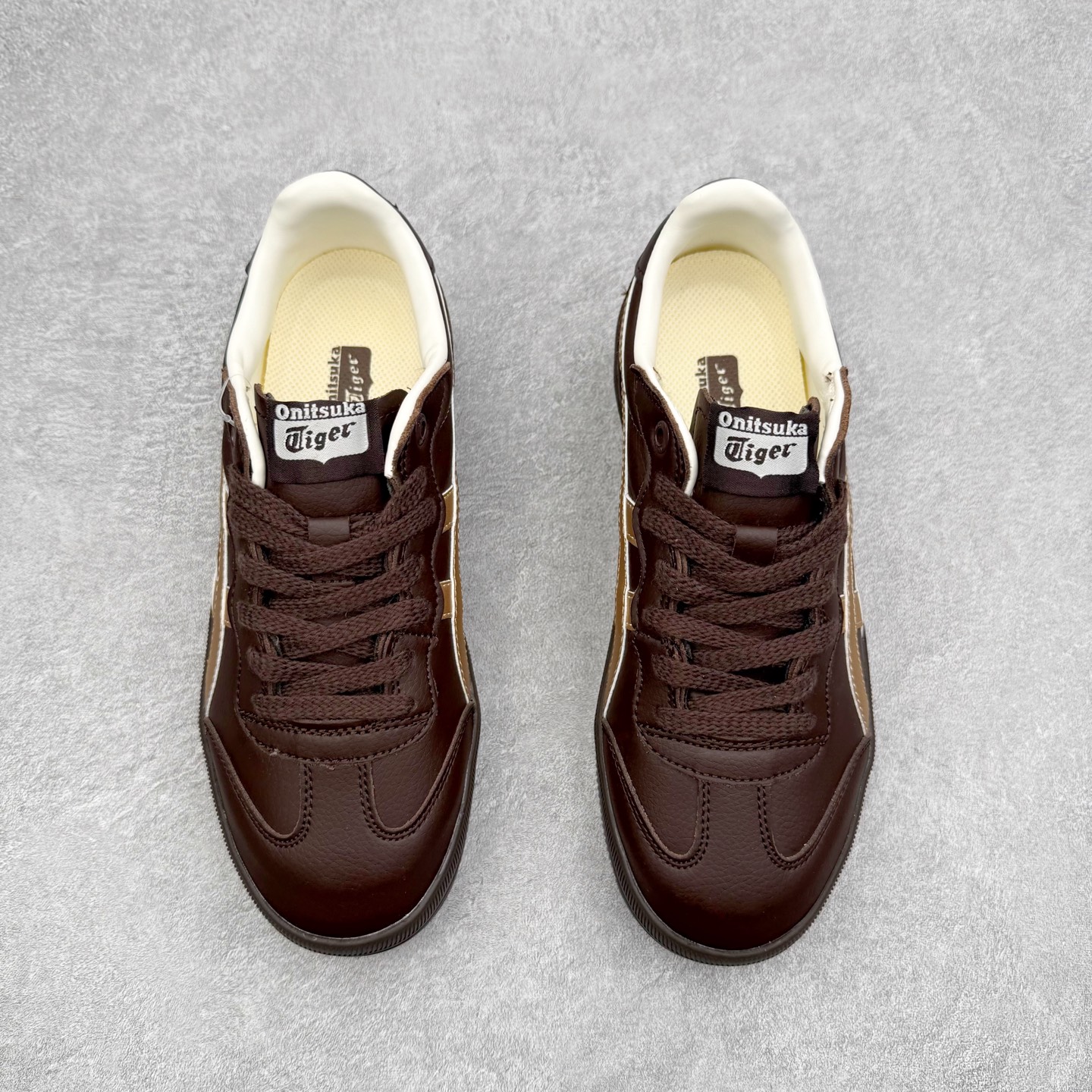 图片[2]-Onitsuka Tiger 鬼塚虎 Tokuten Chunk 复古德训厚底防滑耐磨低帮生活休闲鞋 男女同款 OnitsukaTiger鬼塚虎从运动中汲取灵感，并致力于打造融合舒适感受与创新设计的时尚品牌。品牌的设计风格既体现了对传统的致敬，同时也表达了对精致风格和现代创意的推崇。我们提供独具个性的全系列产品，打造从头到脚的整体穿搭。每件产品皆以精湛工艺匠心打造，细节考究，品质出众。时尚品牌OnitsukaTiger鬼塚虎不断呈献富于现代气息的系列单品，巧妙结合经典传承与锐意创新，并融蕴时尚格调与运动风范。1949年，鬼塚喜八郎（Kihachiro Onitsuka）创立了Onitsuka有限公司，即ASICS的前身。该品牌自成立之初便以促进青少年健康为已任，一以贯之，终令OnitsukaTigerStripes成为世界知名运动品牌的代名词。如今，这一传奇仍在日本传统和现代美学的融合中延续。从历久弥新的经典造型，到别具一格的新颖风格，通过与志同道合的艺术家、文化鉴赏家合作，OnitsukaTiger鬼塚虎的每一款鞋履、服装和配饰都回荡着品牌精神。尺码：36 37 37.5 38 39 39.5 40 40.5 41.5 42 42.5 43.5 44 45-选品中心