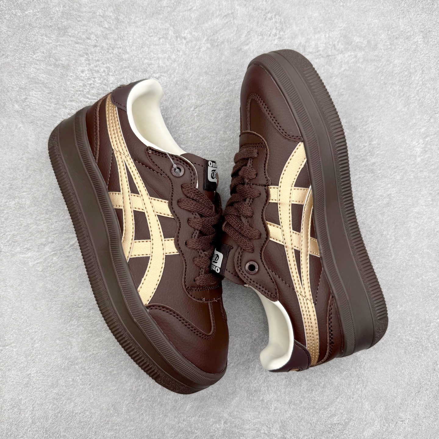 图片[3]-Onitsuka Tiger 鬼塚虎 Tokuten Chunk 复古德训厚底防滑耐磨低帮生活休闲鞋 男女同款 OnitsukaTiger鬼塚虎从运动中汲取灵感，并致力于打造融合舒适感受与创新设计的时尚品牌。品牌的设计风格既体现了对传统的致敬，同时也表达了对精致风格和现代创意的推崇。我们提供独具个性的全系列产品，打造从头到脚的整体穿搭。每件产品皆以精湛工艺匠心打造，细节考究，品质出众。时尚品牌OnitsukaTiger鬼塚虎不断呈献富于现代气息的系列单品，巧妙结合经典传承与锐意创新，并融蕴时尚格调与运动风范。1949年，鬼塚喜八郎（Kihachiro Onitsuka）创立了Onitsuka有限公司，即ASICS的前身。该品牌自成立之初便以促进青少年健康为已任，一以贯之，终令OnitsukaTigerStripes成为世界知名运动品牌的代名词。如今，这一传奇仍在日本传统和现代美学的融合中延续。从历久弥新的经典造型，到别具一格的新颖风格，通过与志同道合的艺术家、文化鉴赏家合作，OnitsukaTiger鬼塚虎的每一款鞋履、服装和配饰都回荡着品牌精神。尺码：36 37 37.5 38 39 39.5 40 40.5 41.5 42 42.5 43.5 44 45-选品中心