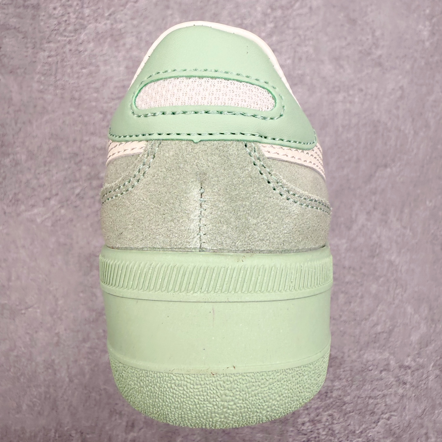 图片[8]-Onitsuka Tiger 鬼塚虎 Tokuten Chunk 复古德训厚底防滑耐磨低帮生活休闲鞋 男女同款 OnitsukaTiger鬼塚虎从运动中汲取灵感，并致力于打造融合舒适感受与创新设计的时尚品牌。品牌的设计风格既体现了对传统的致敬，同时也表达了对精致风格和现代创意的推崇。我们提供独具个性的全系列产品，打造从头到脚的整体穿搭。每件产品皆以精湛工艺匠心打造，细节考究，品质出众。时尚品牌OnitsukaTiger鬼塚虎不断呈献富于现代气息的系列单品，巧妙结合经典传承与锐意创新，并融蕴时尚格调与运动风范。1949年，鬼塚喜八郎（Kihachiro Onitsuka）创立了Onitsuka有限公司，即ASICS的前身。该品牌自成立之初便以促进青少年健康为已任，一以贯之，终令OnitsukaTigerStripes成为世界知名运动品牌的代名词。如今，这一传奇仍在日本传统和现代美学的融合中延续。从历久弥新的经典造型，到别具一格的新颖风格，通过与志同道合的艺术家、文化鉴赏家合作，OnitsukaTiger鬼塚虎的每一款鞋履、服装和配饰都回荡着品牌精神。尺码：36 37 37.5 38 39 39.5 40 40.5 41.5 42 42.5 43.5 44 45-选品中心