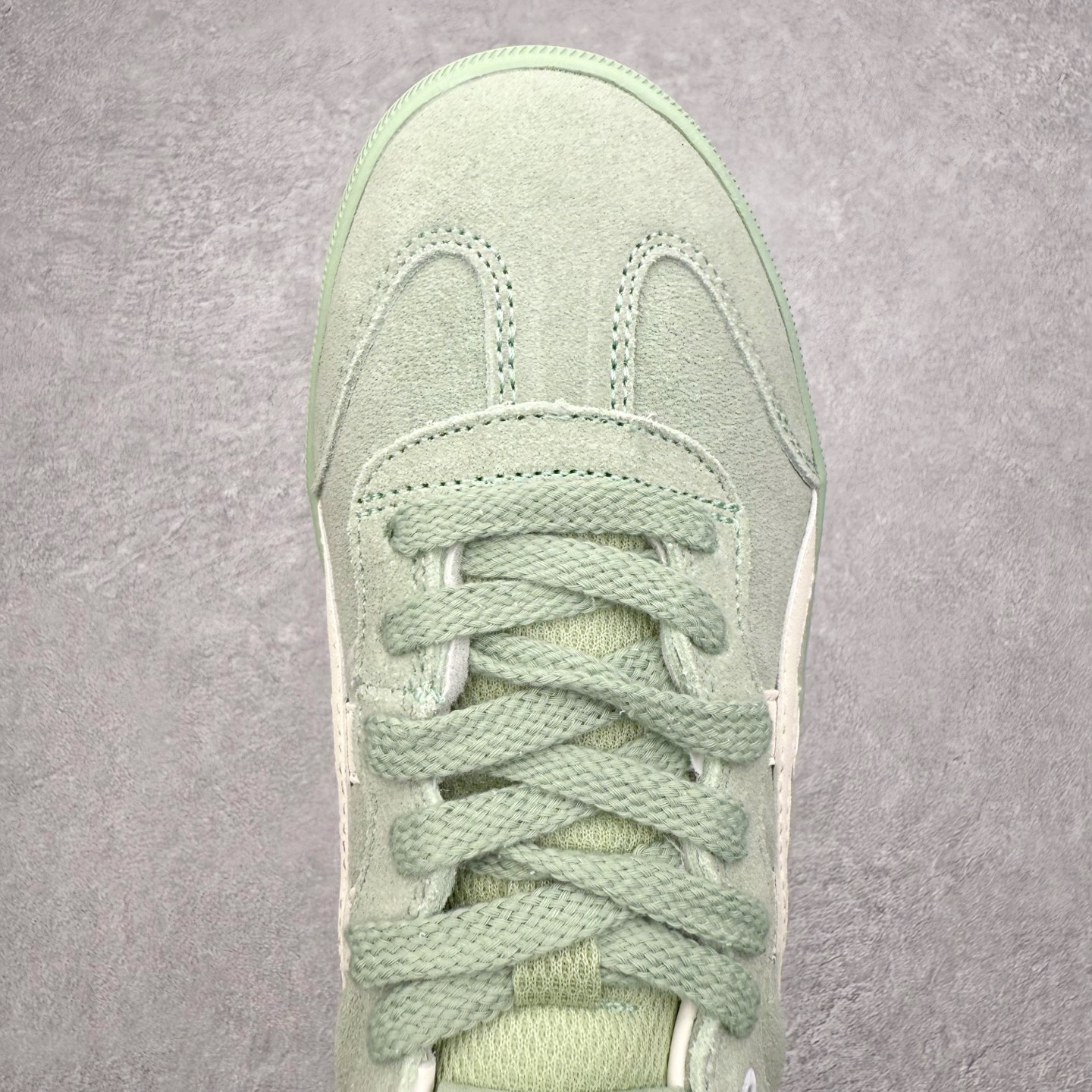 图片[4]-Onitsuka Tiger 鬼塚虎 Tokuten Chunk 复古德训厚底防滑耐磨低帮生活休闲鞋 男女同款 OnitsukaTiger鬼塚虎从运动中汲取灵感，并致力于打造融合舒适感受与创新设计的时尚品牌。品牌的设计风格既体现了对传统的致敬，同时也表达了对精致风格和现代创意的推崇。我们提供独具个性的全系列产品，打造从头到脚的整体穿搭。每件产品皆以精湛工艺匠心打造，细节考究，品质出众。时尚品牌OnitsukaTiger鬼塚虎不断呈献富于现代气息的系列单品，巧妙结合经典传承与锐意创新，并融蕴时尚格调与运动风范。1949年，鬼塚喜八郎（Kihachiro Onitsuka）创立了Onitsuka有限公司，即ASICS的前身。该品牌自成立之初便以促进青少年健康为已任，一以贯之，终令OnitsukaTigerStripes成为世界知名运动品牌的代名词。如今，这一传奇仍在日本传统和现代美学的融合中延续。从历久弥新的经典造型，到别具一格的新颖风格，通过与志同道合的艺术家、文化鉴赏家合作，OnitsukaTiger鬼塚虎的每一款鞋履、服装和配饰都回荡着品牌精神。尺码：36 37 37.5 38 39 39.5 40 40.5 41.5 42 42.5 43.5 44 45-选品中心