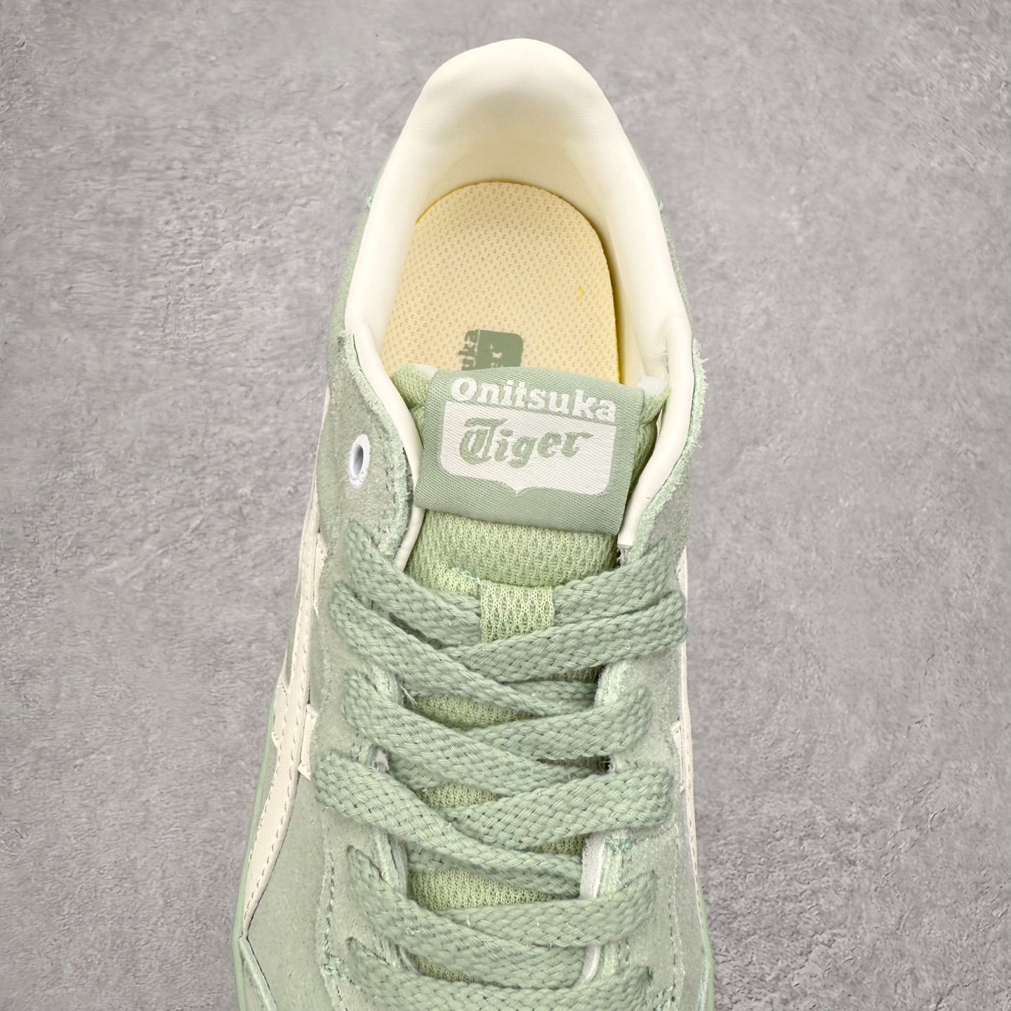 图片[5]-Onitsuka Tiger 鬼塚虎 Tokuten Chunk 复古德训厚底防滑耐磨低帮生活休闲鞋 男女同款 OnitsukaTiger鬼塚虎从运动中汲取灵感，并致力于打造融合舒适感受与创新设计的时尚品牌。品牌的设计风格既体现了对传统的致敬，同时也表达了对精致风格和现代创意的推崇。我们提供独具个性的全系列产品，打造从头到脚的整体穿搭。每件产品皆以精湛工艺匠心打造，细节考究，品质出众。时尚品牌OnitsukaTiger鬼塚虎不断呈献富于现代气息的系列单品，巧妙结合经典传承与锐意创新，并融蕴时尚格调与运动风范。1949年，鬼塚喜八郎（Kihachiro Onitsuka）创立了Onitsuka有限公司，即ASICS的前身。该品牌自成立之初便以促进青少年健康为已任，一以贯之，终令OnitsukaTigerStripes成为世界知名运动品牌的代名词。如今，这一传奇仍在日本传统和现代美学的融合中延续。从历久弥新的经典造型，到别具一格的新颖风格，通过与志同道合的艺术家、文化鉴赏家合作，OnitsukaTiger鬼塚虎的每一款鞋履、服装和配饰都回荡着品牌精神。尺码：36 37 37.5 38 39 39.5 40 40.5 41.5 42 42.5 43.5 44 45-选品中心