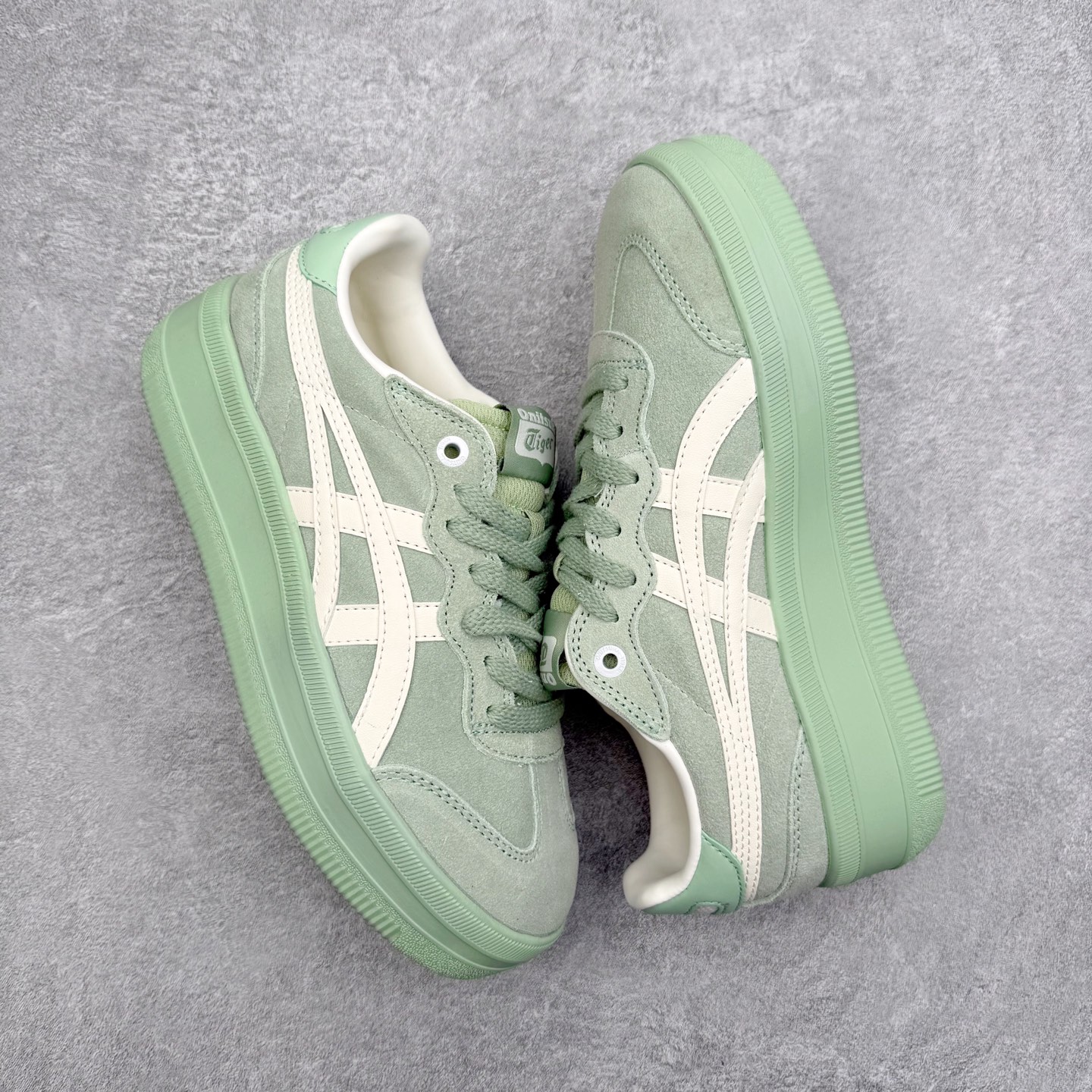 图片[3]-Onitsuka Tiger 鬼塚虎 Tokuten Chunk 复古德训厚底防滑耐磨低帮生活休闲鞋 男女同款 OnitsukaTiger鬼塚虎从运动中汲取灵感，并致力于打造融合舒适感受与创新设计的时尚品牌。品牌的设计风格既体现了对传统的致敬，同时也表达了对精致风格和现代创意的推崇。我们提供独具个性的全系列产品，打造从头到脚的整体穿搭。每件产品皆以精湛工艺匠心打造，细节考究，品质出众。时尚品牌OnitsukaTiger鬼塚虎不断呈献富于现代气息的系列单品，巧妙结合经典传承与锐意创新，并融蕴时尚格调与运动风范。1949年，鬼塚喜八郎（Kihachiro Onitsuka）创立了Onitsuka有限公司，即ASICS的前身。该品牌自成立之初便以促进青少年健康为已任，一以贯之，终令OnitsukaTigerStripes成为世界知名运动品牌的代名词。如今，这一传奇仍在日本传统和现代美学的融合中延续。从历久弥新的经典造型，到别具一格的新颖风格，通过与志同道合的艺术家、文化鉴赏家合作，OnitsukaTiger鬼塚虎的每一款鞋履、服装和配饰都回荡着品牌精神。尺码：36 37 37.5 38 39 39.5 40 40.5 41.5 42 42.5 43.5 44 45-选品中心