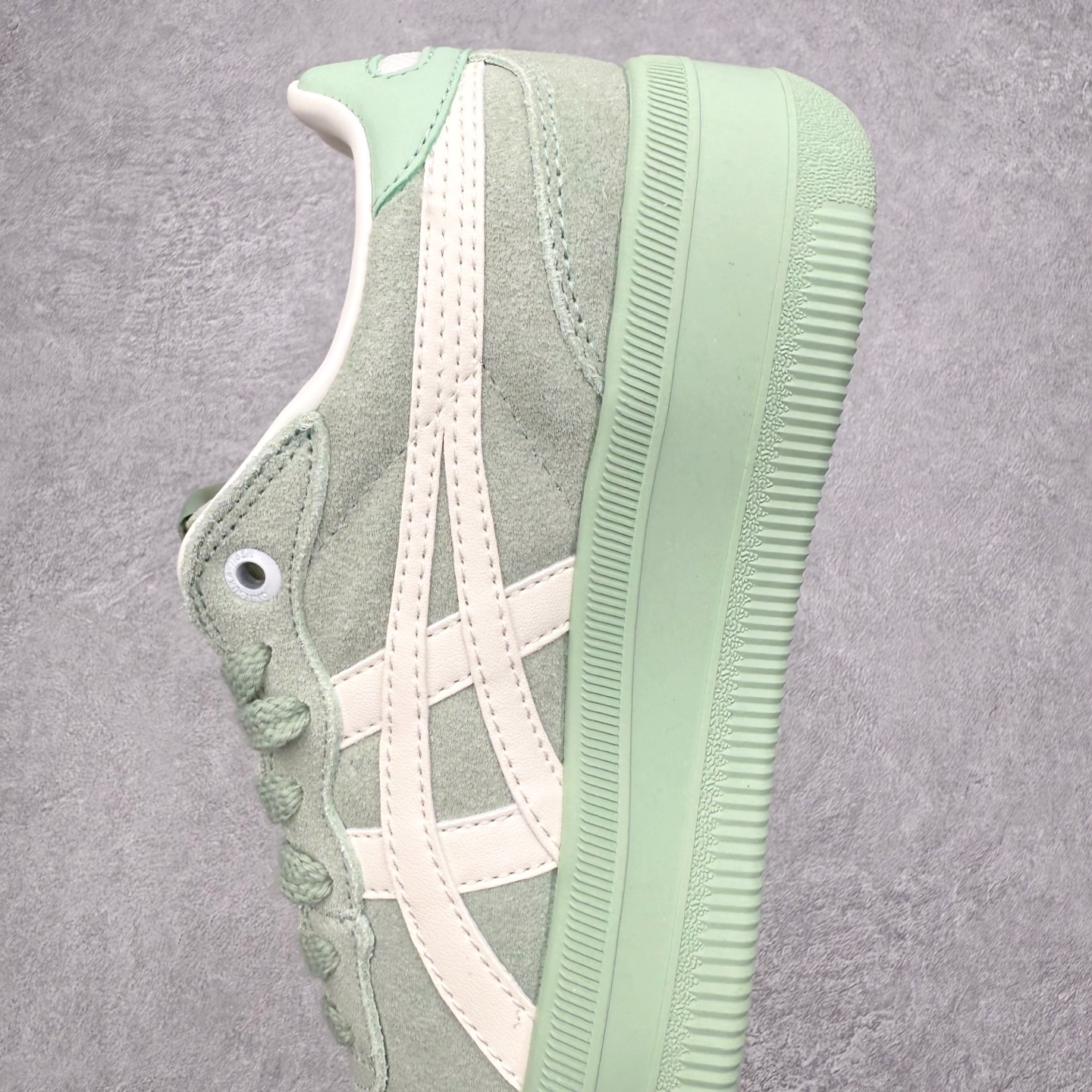 图片[7]-Onitsuka Tiger 鬼塚虎 Tokuten Chunk 复古德训厚底防滑耐磨低帮生活休闲鞋 男女同款 OnitsukaTiger鬼塚虎从运动中汲取灵感，并致力于打造融合舒适感受与创新设计的时尚品牌。品牌的设计风格既体现了对传统的致敬，同时也表达了对精致风格和现代创意的推崇。我们提供独具个性的全系列产品，打造从头到脚的整体穿搭。每件产品皆以精湛工艺匠心打造，细节考究，品质出众。时尚品牌OnitsukaTiger鬼塚虎不断呈献富于现代气息的系列单品，巧妙结合经典传承与锐意创新，并融蕴时尚格调与运动风范。1949年，鬼塚喜八郎（Kihachiro Onitsuka）创立了Onitsuka有限公司，即ASICS的前身。该品牌自成立之初便以促进青少年健康为已任，一以贯之，终令OnitsukaTigerStripes成为世界知名运动品牌的代名词。如今，这一传奇仍在日本传统和现代美学的融合中延续。从历久弥新的经典造型，到别具一格的新颖风格，通过与志同道合的艺术家、文化鉴赏家合作，OnitsukaTiger鬼塚虎的每一款鞋履、服装和配饰都回荡着品牌精神。尺码：36 37 37.5 38 39 39.5 40 40.5 41.5 42 42.5 43.5 44 45-选品中心