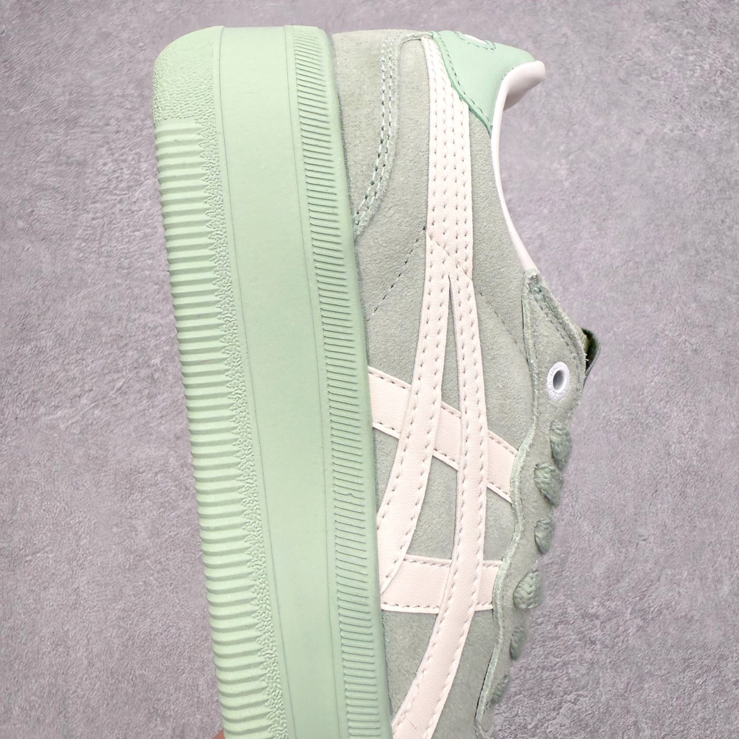 图片[6]-Onitsuka Tiger 鬼塚虎 Tokuten Chunk 复古德训厚底防滑耐磨低帮生活休闲鞋 男女同款 OnitsukaTiger鬼塚虎从运动中汲取灵感，并致力于打造融合舒适感受与创新设计的时尚品牌。品牌的设计风格既体现了对传统的致敬，同时也表达了对精致风格和现代创意的推崇。我们提供独具个性的全系列产品，打造从头到脚的整体穿搭。每件产品皆以精湛工艺匠心打造，细节考究，品质出众。时尚品牌OnitsukaTiger鬼塚虎不断呈献富于现代气息的系列单品，巧妙结合经典传承与锐意创新，并融蕴时尚格调与运动风范。1949年，鬼塚喜八郎（Kihachiro Onitsuka）创立了Onitsuka有限公司，即ASICS的前身。该品牌自成立之初便以促进青少年健康为已任，一以贯之，终令OnitsukaTigerStripes成为世界知名运动品牌的代名词。如今，这一传奇仍在日本传统和现代美学的融合中延续。从历久弥新的经典造型，到别具一格的新颖风格，通过与志同道合的艺术家、文化鉴赏家合作，OnitsukaTiger鬼塚虎的每一款鞋履、服装和配饰都回荡着品牌精神。尺码：36 37 37.5 38 39 39.5 40 40.5 41.5 42 42.5 43.5 44 45-选品中心