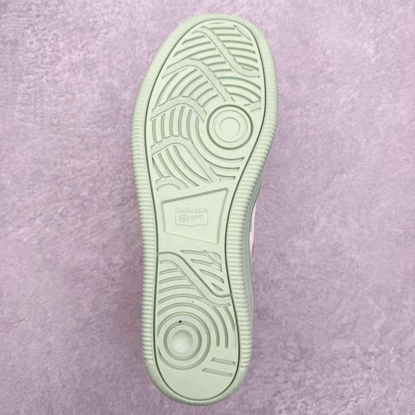 图片[9]-Onitsuka Tiger 鬼塚虎 Tokuten Chunk 复古德训厚底防滑耐磨低帮生活休闲鞋 男女同款 OnitsukaTiger鬼塚虎从运动中汲取灵感，并致力于打造融合舒适感受与创新设计的时尚品牌。品牌的设计风格既体现了对传统的致敬，同时也表达了对精致风格和现代创意的推崇。我们提供独具个性的全系列产品，打造从头到脚的整体穿搭。每件产品皆以精湛工艺匠心打造，细节考究，品质出众。时尚品牌OnitsukaTiger鬼塚虎不断呈献富于现代气息的系列单品，巧妙结合经典传承与锐意创新，并融蕴时尚格调与运动风范。1949年，鬼塚喜八郎（Kihachiro Onitsuka）创立了Onitsuka有限公司，即ASICS的前身。该品牌自成立之初便以促进青少年健康为已任，一以贯之，终令OnitsukaTigerStripes成为世界知名运动品牌的代名词。如今，这一传奇仍在日本传统和现代美学的融合中延续。从历久弥新的经典造型，到别具一格的新颖风格，通过与志同道合的艺术家、文化鉴赏家合作，OnitsukaTiger鬼塚虎的每一款鞋履、服装和配饰都回荡着品牌精神。尺码：36 37 37.5 38 39 39.5 40 40.5 41.5 42 42.5 43.5 44 45-选品中心