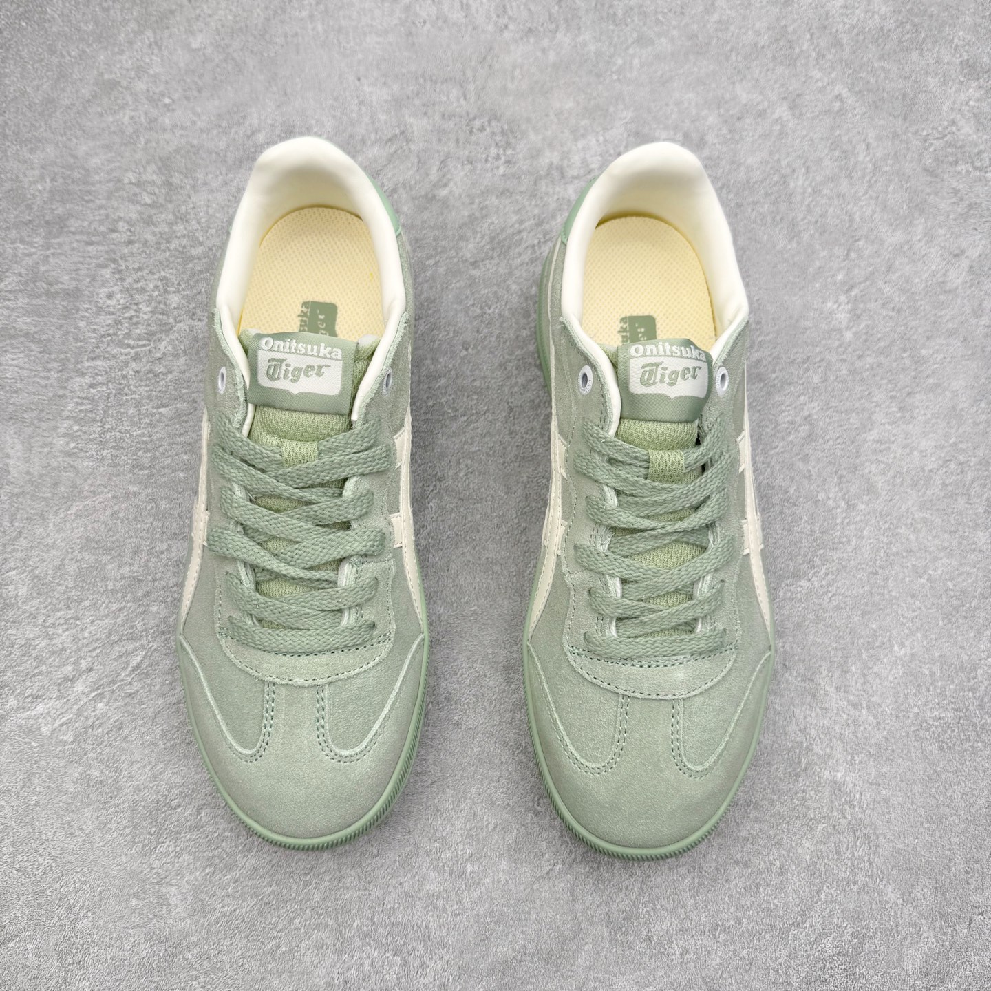 图片[2]-Onitsuka Tiger 鬼塚虎 Tokuten Chunk 复古德训厚底防滑耐磨低帮生活休闲鞋 男女同款 OnitsukaTiger鬼塚虎从运动中汲取灵感，并致力于打造融合舒适感受与创新设计的时尚品牌。品牌的设计风格既体现了对传统的致敬，同时也表达了对精致风格和现代创意的推崇。我们提供独具个性的全系列产品，打造从头到脚的整体穿搭。每件产品皆以精湛工艺匠心打造，细节考究，品质出众。时尚品牌OnitsukaTiger鬼塚虎不断呈献富于现代气息的系列单品，巧妙结合经典传承与锐意创新，并融蕴时尚格调与运动风范。1949年，鬼塚喜八郎（Kihachiro Onitsuka）创立了Onitsuka有限公司，即ASICS的前身。该品牌自成立之初便以促进青少年健康为已任，一以贯之，终令OnitsukaTigerStripes成为世界知名运动品牌的代名词。如今，这一传奇仍在日本传统和现代美学的融合中延续。从历久弥新的经典造型，到别具一格的新颖风格，通过与志同道合的艺术家、文化鉴赏家合作，OnitsukaTiger鬼塚虎的每一款鞋履、服装和配饰都回荡着品牌精神。尺码：36 37 37.5 38 39 39.5 40 40.5 41.5 42 42.5 43.5 44 45-选品中心