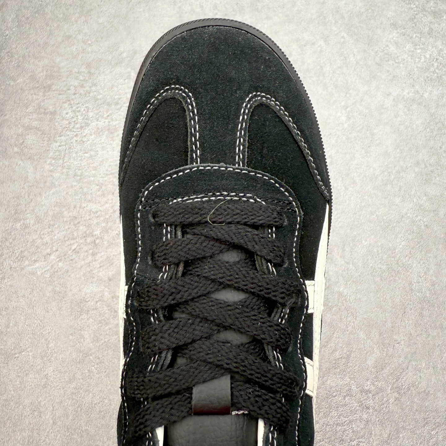 图片[4]-Onitsuka Tiger 鬼塚虎 Tokuten Chunk 复古德训厚底防滑耐磨低帮生活休闲鞋 男女同款 OnitsukaTiger鬼塚虎从运动中汲取灵感，并致力于打造融合舒适感受与创新设计的时尚品牌。品牌的设计风格既体现了对传统的致敬，同时也表达了对精致风格和现代创意的推崇。我们提供独具个性的全系列产品，打造从头到脚的整体穿搭。每件产品皆以精湛工艺匠心打造，细节考究，品质出众。时尚品牌OnitsukaTiger鬼塚虎不断呈献富于现代气息的系列单品，巧妙结合经典传承与锐意创新，并融蕴时尚格调与运动风范。1949年，鬼塚喜八郎（Kihachiro Onitsuka）创立了Onitsuka有限公司，即ASICS的前身。该品牌自成立之初便以促进青少年健康为已任，一以贯之，终令OnitsukaTigerStripes成为世界知名运动品牌的代名词。如今，这一传奇仍在日本传统和现代美学的融合中延续。从历久弥新的经典造型，到别具一格的新颖风格，通过与志同道合的艺术家、文化鉴赏家合作，OnitsukaTiger鬼塚虎的每一款鞋履、服装和配饰都回荡着品牌精神。尺码：36 37 37.5 38 39 39.5 40 40.5 41.5 42 42.5 43.5 44 45-选品中心