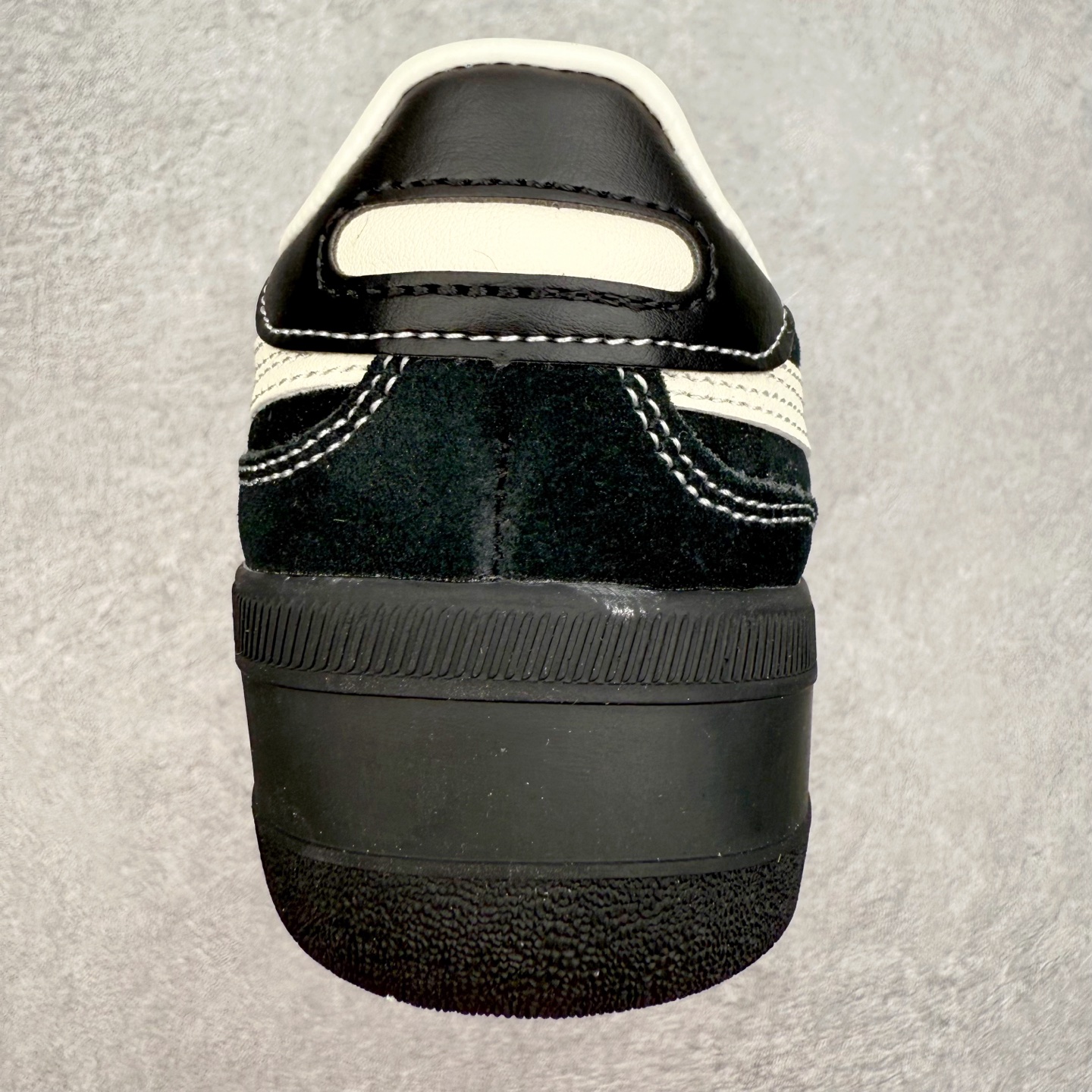 图片[8]-Onitsuka Tiger 鬼塚虎 Tokuten Chunk 复古德训厚底防滑耐磨低帮生活休闲鞋 男女同款 OnitsukaTiger鬼塚虎从运动中汲取灵感，并致力于打造融合舒适感受与创新设计的时尚品牌。品牌的设计风格既体现了对传统的致敬，同时也表达了对精致风格和现代创意的推崇。我们提供独具个性的全系列产品，打造从头到脚的整体穿搭。每件产品皆以精湛工艺匠心打造，细节考究，品质出众。时尚品牌OnitsukaTiger鬼塚虎不断呈献富于现代气息的系列单品，巧妙结合经典传承与锐意创新，并融蕴时尚格调与运动风范。1949年，鬼塚喜八郎（Kihachiro Onitsuka）创立了Onitsuka有限公司，即ASICS的前身。该品牌自成立之初便以促进青少年健康为已任，一以贯之，终令OnitsukaTigerStripes成为世界知名运动品牌的代名词。如今，这一传奇仍在日本传统和现代美学的融合中延续。从历久弥新的经典造型，到别具一格的新颖风格，通过与志同道合的艺术家、文化鉴赏家合作，OnitsukaTiger鬼塚虎的每一款鞋履、服装和配饰都回荡着品牌精神。尺码：36 37 37.5 38 39 39.5 40 40.5 41.5 42 42.5 43.5 44 45-选品中心