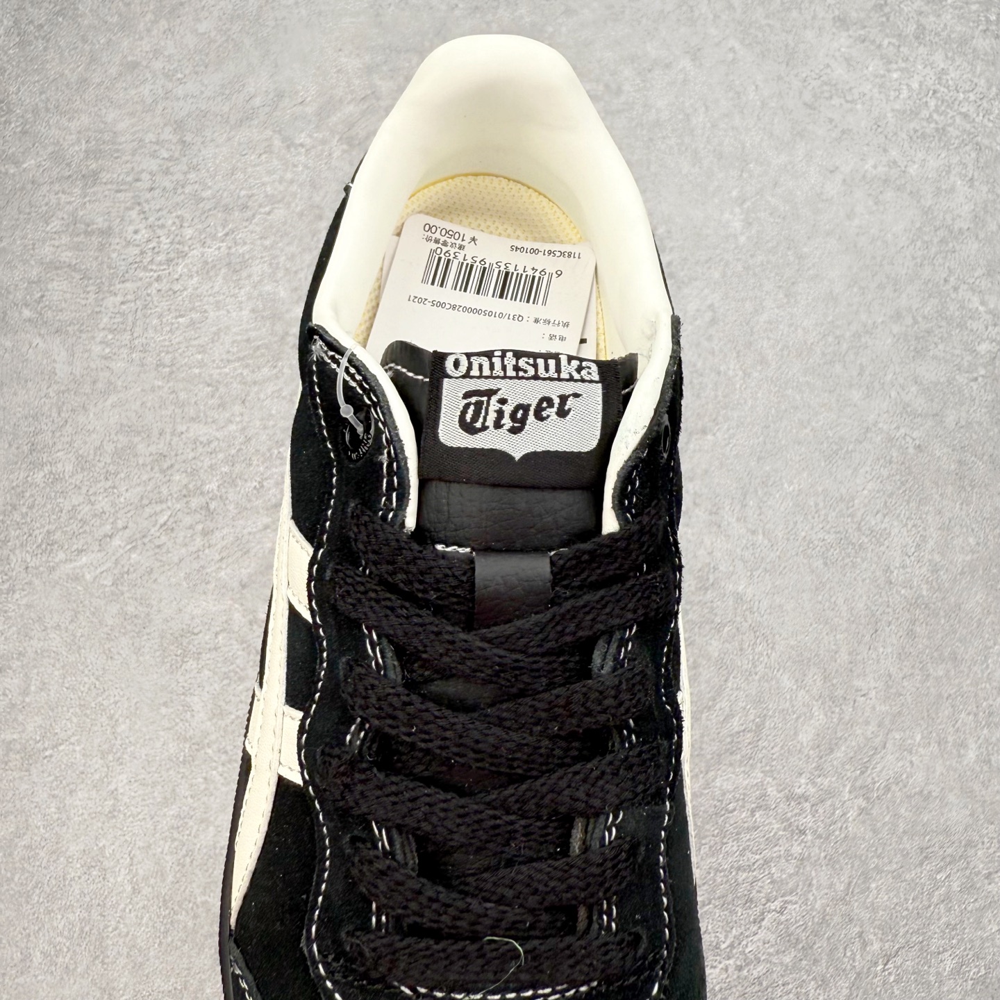 图片[5]-Onitsuka Tiger 鬼塚虎 Tokuten Chunk 复古德训厚底防滑耐磨低帮生活休闲鞋 男女同款 OnitsukaTiger鬼塚虎从运动中汲取灵感，并致力于打造融合舒适感受与创新设计的时尚品牌。品牌的设计风格既体现了对传统的致敬，同时也表达了对精致风格和现代创意的推崇。我们提供独具个性的全系列产品，打造从头到脚的整体穿搭。每件产品皆以精湛工艺匠心打造，细节考究，品质出众。时尚品牌OnitsukaTiger鬼塚虎不断呈献富于现代气息的系列单品，巧妙结合经典传承与锐意创新，并融蕴时尚格调与运动风范。1949年，鬼塚喜八郎（Kihachiro Onitsuka）创立了Onitsuka有限公司，即ASICS的前身。该品牌自成立之初便以促进青少年健康为已任，一以贯之，终令OnitsukaTigerStripes成为世界知名运动品牌的代名词。如今，这一传奇仍在日本传统和现代美学的融合中延续。从历久弥新的经典造型，到别具一格的新颖风格，通过与志同道合的艺术家、文化鉴赏家合作，OnitsukaTiger鬼塚虎的每一款鞋履、服装和配饰都回荡着品牌精神。尺码：36 37 37.5 38 39 39.5 40 40.5 41.5 42 42.5 43.5 44 45-选品中心