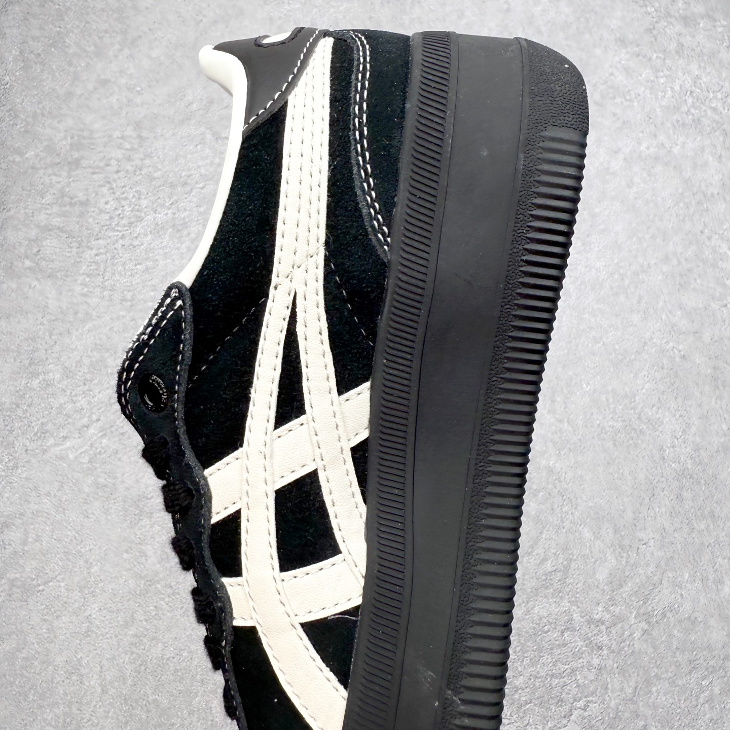 图片[7]-Onitsuka Tiger 鬼塚虎 Tokuten Chunk 复古德训厚底防滑耐磨低帮生活休闲鞋 男女同款 OnitsukaTiger鬼塚虎从运动中汲取灵感，并致力于打造融合舒适感受与创新设计的时尚品牌。品牌的设计风格既体现了对传统的致敬，同时也表达了对精致风格和现代创意的推崇。我们提供独具个性的全系列产品，打造从头到脚的整体穿搭。每件产品皆以精湛工艺匠心打造，细节考究，品质出众。时尚品牌OnitsukaTiger鬼塚虎不断呈献富于现代气息的系列单品，巧妙结合经典传承与锐意创新，并融蕴时尚格调与运动风范。1949年，鬼塚喜八郎（Kihachiro Onitsuka）创立了Onitsuka有限公司，即ASICS的前身。该品牌自成立之初便以促进青少年健康为已任，一以贯之，终令OnitsukaTigerStripes成为世界知名运动品牌的代名词。如今，这一传奇仍在日本传统和现代美学的融合中延续。从历久弥新的经典造型，到别具一格的新颖风格，通过与志同道合的艺术家、文化鉴赏家合作，OnitsukaTiger鬼塚虎的每一款鞋履、服装和配饰都回荡着品牌精神。尺码：36 37 37.5 38 39 39.5 40 40.5 41.5 42 42.5 43.5 44 45-选品中心