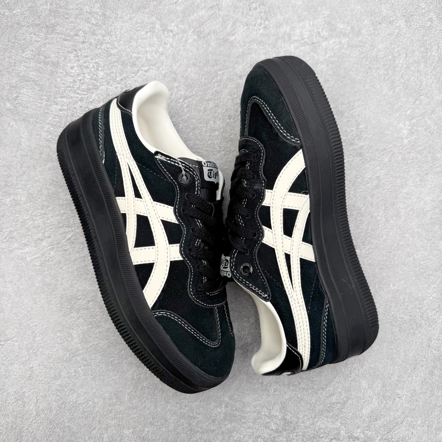 图片[3]-Onitsuka Tiger 鬼塚虎 Tokuten Chunk 复古德训厚底防滑耐磨低帮生活休闲鞋 男女同款 OnitsukaTiger鬼塚虎从运动中汲取灵感，并致力于打造融合舒适感受与创新设计的时尚品牌。品牌的设计风格既体现了对传统的致敬，同时也表达了对精致风格和现代创意的推崇。我们提供独具个性的全系列产品，打造从头到脚的整体穿搭。每件产品皆以精湛工艺匠心打造，细节考究，品质出众。时尚品牌OnitsukaTiger鬼塚虎不断呈献富于现代气息的系列单品，巧妙结合经典传承与锐意创新，并融蕴时尚格调与运动风范。1949年，鬼塚喜八郎（Kihachiro Onitsuka）创立了Onitsuka有限公司，即ASICS的前身。该品牌自成立之初便以促进青少年健康为已任，一以贯之，终令OnitsukaTigerStripes成为世界知名运动品牌的代名词。如今，这一传奇仍在日本传统和现代美学的融合中延续。从历久弥新的经典造型，到别具一格的新颖风格，通过与志同道合的艺术家、文化鉴赏家合作，OnitsukaTiger鬼塚虎的每一款鞋履、服装和配饰都回荡着品牌精神。尺码：36 37 37.5 38 39 39.5 40 40.5 41.5 42 42.5 43.5 44 45-选品中心