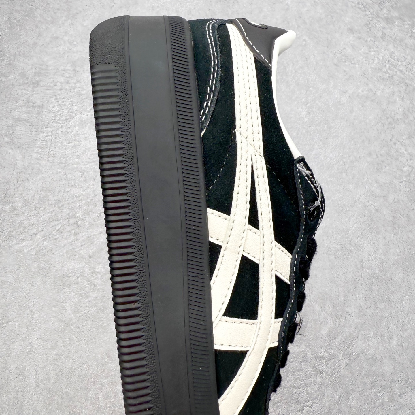 图片[6]-Onitsuka Tiger 鬼塚虎 Tokuten Chunk 复古德训厚底防滑耐磨低帮生活休闲鞋 男女同款 OnitsukaTiger鬼塚虎从运动中汲取灵感，并致力于打造融合舒适感受与创新设计的时尚品牌。品牌的设计风格既体现了对传统的致敬，同时也表达了对精致风格和现代创意的推崇。我们提供独具个性的全系列产品，打造从头到脚的整体穿搭。每件产品皆以精湛工艺匠心打造，细节考究，品质出众。时尚品牌OnitsukaTiger鬼塚虎不断呈献富于现代气息的系列单品，巧妙结合经典传承与锐意创新，并融蕴时尚格调与运动风范。1949年，鬼塚喜八郎（Kihachiro Onitsuka）创立了Onitsuka有限公司，即ASICS的前身。该品牌自成立之初便以促进青少年健康为已任，一以贯之，终令OnitsukaTigerStripes成为世界知名运动品牌的代名词。如今，这一传奇仍在日本传统和现代美学的融合中延续。从历久弥新的经典造型，到别具一格的新颖风格，通过与志同道合的艺术家、文化鉴赏家合作，OnitsukaTiger鬼塚虎的每一款鞋履、服装和配饰都回荡着品牌精神。尺码：36 37 37.5 38 39 39.5 40 40.5 41.5 42 42.5 43.5 44 45-选品中心