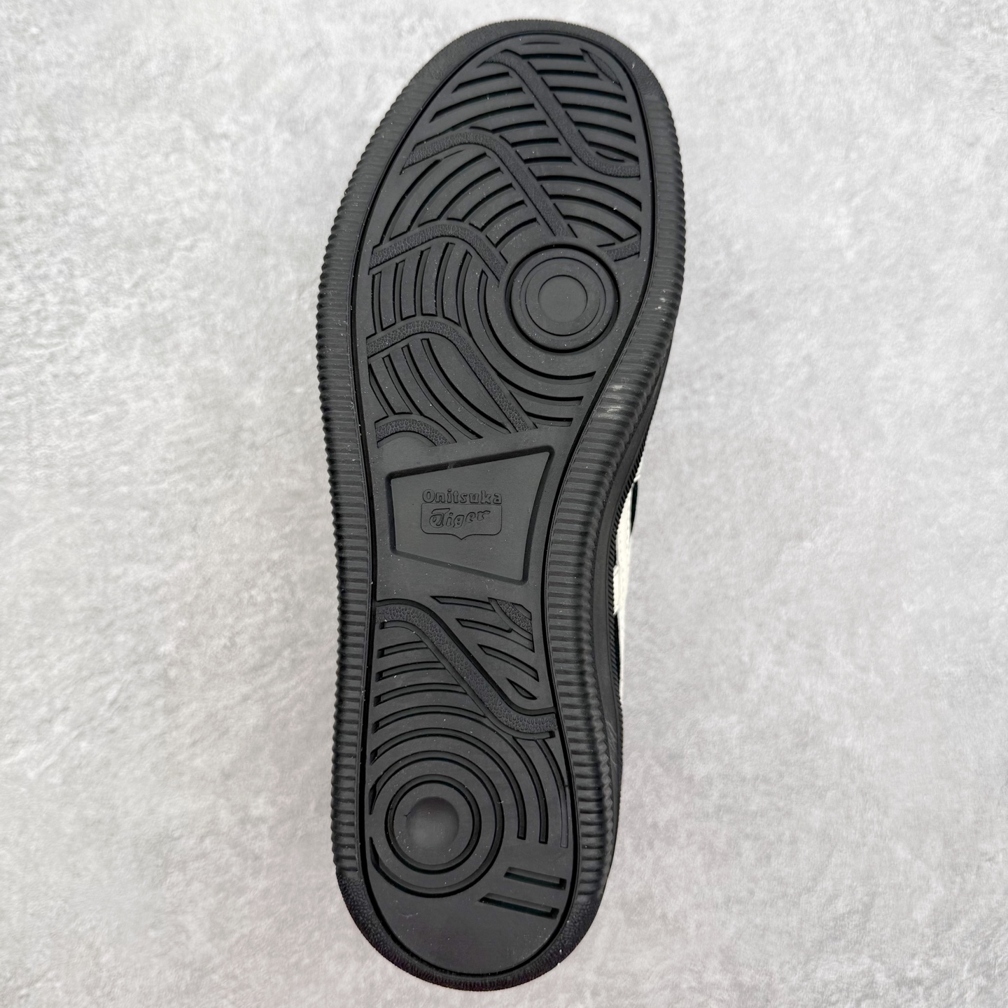 图片[9]-Onitsuka Tiger 鬼塚虎 Tokuten Chunk 复古德训厚底防滑耐磨低帮生活休闲鞋 男女同款 OnitsukaTiger鬼塚虎从运动中汲取灵感，并致力于打造融合舒适感受与创新设计的时尚品牌。品牌的设计风格既体现了对传统的致敬，同时也表达了对精致风格和现代创意的推崇。我们提供独具个性的全系列产品，打造从头到脚的整体穿搭。每件产品皆以精湛工艺匠心打造，细节考究，品质出众。时尚品牌OnitsukaTiger鬼塚虎不断呈献富于现代气息的系列单品，巧妙结合经典传承与锐意创新，并融蕴时尚格调与运动风范。1949年，鬼塚喜八郎（Kihachiro Onitsuka）创立了Onitsuka有限公司，即ASICS的前身。该品牌自成立之初便以促进青少年健康为已任，一以贯之，终令OnitsukaTigerStripes成为世界知名运动品牌的代名词。如今，这一传奇仍在日本传统和现代美学的融合中延续。从历久弥新的经典造型，到别具一格的新颖风格，通过与志同道合的艺术家、文化鉴赏家合作，OnitsukaTiger鬼塚虎的每一款鞋履、服装和配饰都回荡着品牌精神。尺码：36 37 37.5 38 39 39.5 40 40.5 41.5 42 42.5 43.5 44 45-选品中心