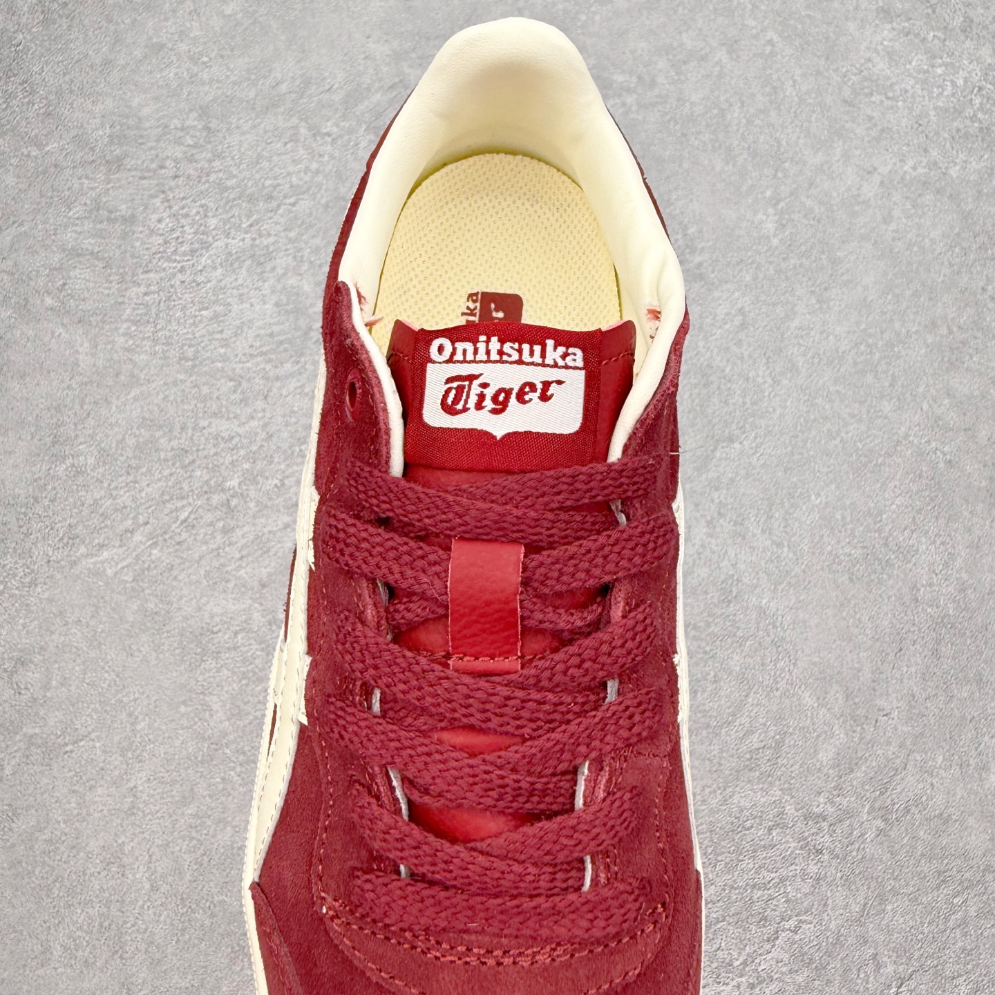 图片[5]-Onitsuka Tiger 鬼塚虎 Tokuten Chunk 复古德训厚底防滑耐磨低帮生活休闲鞋 男女同款 OnitsukaTiger鬼塚虎从运动中汲取灵感，并致力于打造融合舒适感受与创新设计的时尚品牌。品牌的设计风格既体现了对传统的致敬，同时也表达了对精致风格和现代创意的推崇。我们提供独具个性的全系列产品，打造从头到脚的整体穿搭。每件产品皆以精湛工艺匠心打造，细节考究，品质出众。时尚品牌OnitsukaTiger鬼塚虎不断呈献富于现代气息的系列单品，巧妙结合经典传承与锐意创新，并融蕴时尚格调与运动风范。1949年，鬼塚喜八郎（Kihachiro Onitsuka）创立了Onitsuka有限公司，即ASICS的前身。该品牌自成立之初便以促进青少年健康为已任，一以贯之，终令OnitsukaTigerStripes成为世界知名运动品牌的代名词。如今，这一传奇仍在日本传统和现代美学的融合中延续。从历久弥新的经典造型，到别具一格的新颖风格，通过与志同道合的艺术家、文化鉴赏家合作，OnitsukaTiger鬼塚虎的每一款鞋履、服装和配饰都回荡着品牌精神。尺码：36 37 37.5 38 39 39.5 40 40.5 41.5 42 42.5 43.5 44 45-选品中心