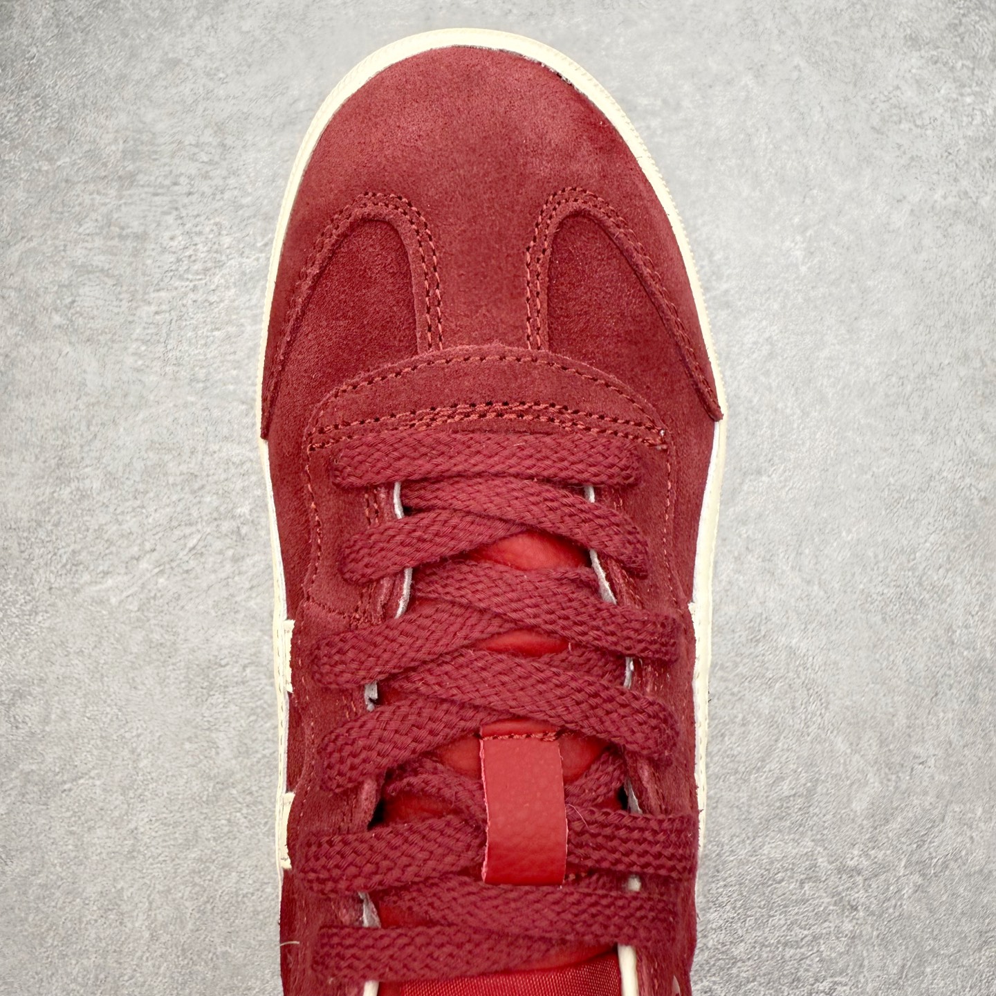 图片[4]-Onitsuka Tiger 鬼塚虎 Tokuten Chunk 复古德训厚底防滑耐磨低帮生活休闲鞋 男女同款 OnitsukaTiger鬼塚虎从运动中汲取灵感，并致力于打造融合舒适感受与创新设计的时尚品牌。品牌的设计风格既体现了对传统的致敬，同时也表达了对精致风格和现代创意的推崇。我们提供独具个性的全系列产品，打造从头到脚的整体穿搭。每件产品皆以精湛工艺匠心打造，细节考究，品质出众。时尚品牌OnitsukaTiger鬼塚虎不断呈献富于现代气息的系列单品，巧妙结合经典传承与锐意创新，并融蕴时尚格调与运动风范。1949年，鬼塚喜八郎（Kihachiro Onitsuka）创立了Onitsuka有限公司，即ASICS的前身。该品牌自成立之初便以促进青少年健康为已任，一以贯之，终令OnitsukaTigerStripes成为世界知名运动品牌的代名词。如今，这一传奇仍在日本传统和现代美学的融合中延续。从历久弥新的经典造型，到别具一格的新颖风格，通过与志同道合的艺术家、文化鉴赏家合作，OnitsukaTiger鬼塚虎的每一款鞋履、服装和配饰都回荡着品牌精神。尺码：36 37 37.5 38 39 39.5 40 40.5 41.5 42 42.5 43.5 44 45-选品中心