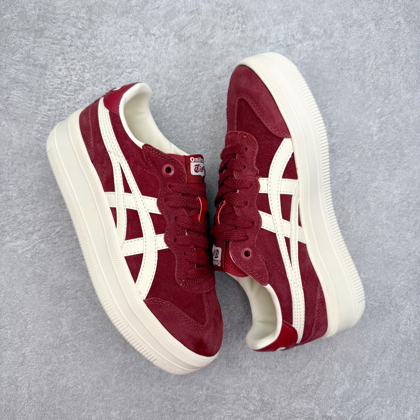 图片[3]-Onitsuka Tiger 鬼塚虎 Tokuten Chunk 复古德训厚底防滑耐磨低帮生活休闲鞋 男女同款 OnitsukaTiger鬼塚虎从运动中汲取灵感，并致力于打造融合舒适感受与创新设计的时尚品牌。品牌的设计风格既体现了对传统的致敬，同时也表达了对精致风格和现代创意的推崇。我们提供独具个性的全系列产品，打造从头到脚的整体穿搭。每件产品皆以精湛工艺匠心打造，细节考究，品质出众。时尚品牌OnitsukaTiger鬼塚虎不断呈献富于现代气息的系列单品，巧妙结合经典传承与锐意创新，并融蕴时尚格调与运动风范。1949年，鬼塚喜八郎（Kihachiro Onitsuka）创立了Onitsuka有限公司，即ASICS的前身。该品牌自成立之初便以促进青少年健康为已任，一以贯之，终令OnitsukaTigerStripes成为世界知名运动品牌的代名词。如今，这一传奇仍在日本传统和现代美学的融合中延续。从历久弥新的经典造型，到别具一格的新颖风格，通过与志同道合的艺术家、文化鉴赏家合作，OnitsukaTiger鬼塚虎的每一款鞋履、服装和配饰都回荡着品牌精神。尺码：36 37 37.5 38 39 39.5 40 40.5 41.5 42 42.5 43.5 44 45-选品中心