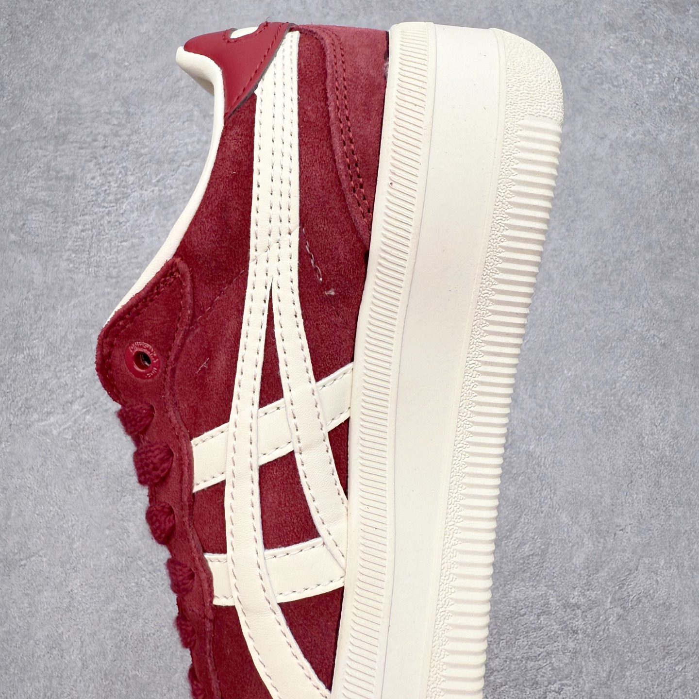 图片[7]-Onitsuka Tiger 鬼塚虎 Tokuten Chunk 复古德训厚底防滑耐磨低帮生活休闲鞋 男女同款 OnitsukaTiger鬼塚虎从运动中汲取灵感，并致力于打造融合舒适感受与创新设计的时尚品牌。品牌的设计风格既体现了对传统的致敬，同时也表达了对精致风格和现代创意的推崇。我们提供独具个性的全系列产品，打造从头到脚的整体穿搭。每件产品皆以精湛工艺匠心打造，细节考究，品质出众。时尚品牌OnitsukaTiger鬼塚虎不断呈献富于现代气息的系列单品，巧妙结合经典传承与锐意创新，并融蕴时尚格调与运动风范。1949年，鬼塚喜八郎（Kihachiro Onitsuka）创立了Onitsuka有限公司，即ASICS的前身。该品牌自成立之初便以促进青少年健康为已任，一以贯之，终令OnitsukaTigerStripes成为世界知名运动品牌的代名词。如今，这一传奇仍在日本传统和现代美学的融合中延续。从历久弥新的经典造型，到别具一格的新颖风格，通过与志同道合的艺术家、文化鉴赏家合作，OnitsukaTiger鬼塚虎的每一款鞋履、服装和配饰都回荡着品牌精神。尺码：36 37 37.5 38 39 39.5 40 40.5 41.5 42 42.5 43.5 44 45-选品中心